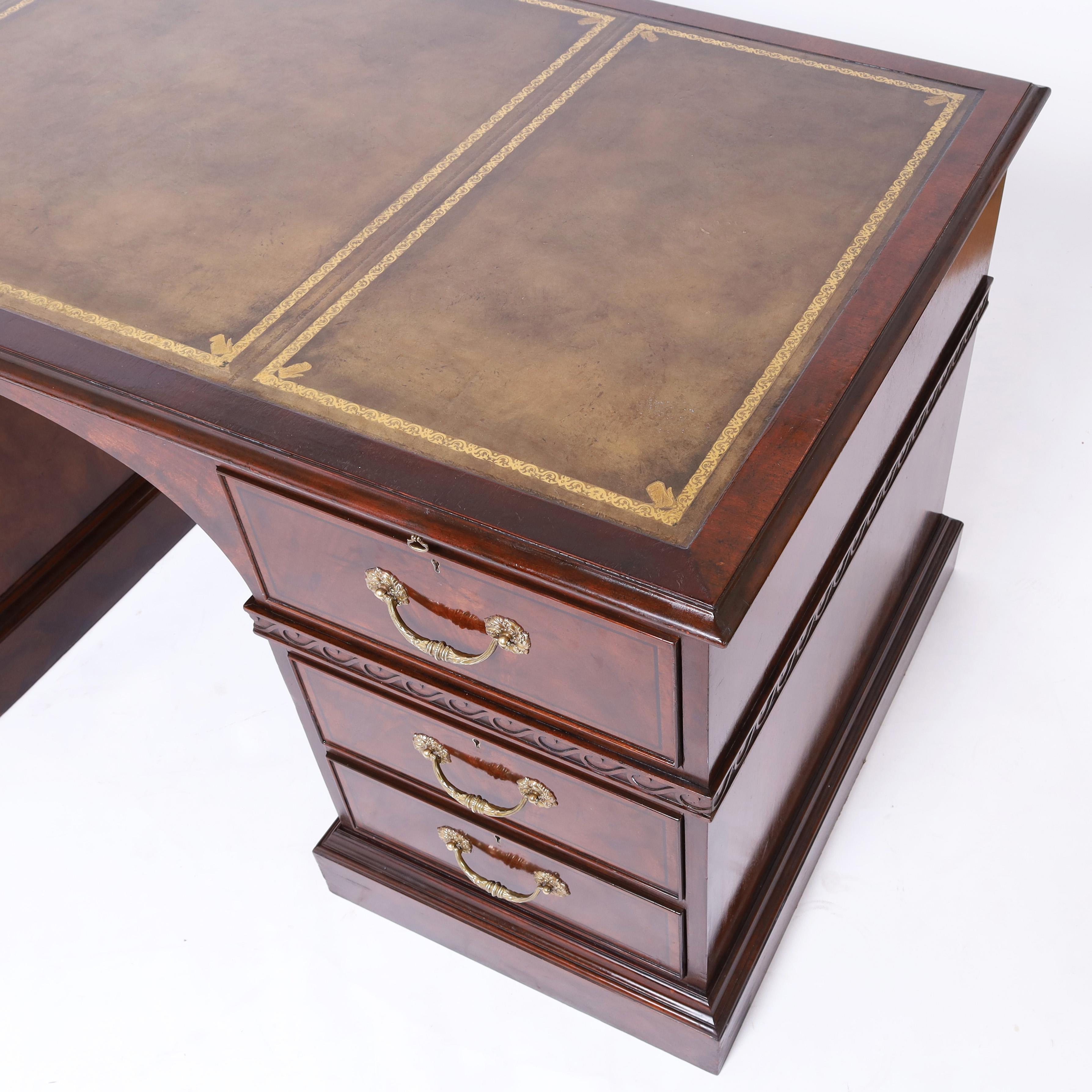 Baker Vintage-Schreibtisch mit Lederplatte im georgianischen Stil im Zustand „Gut“ im Angebot in Palm Beach, FL