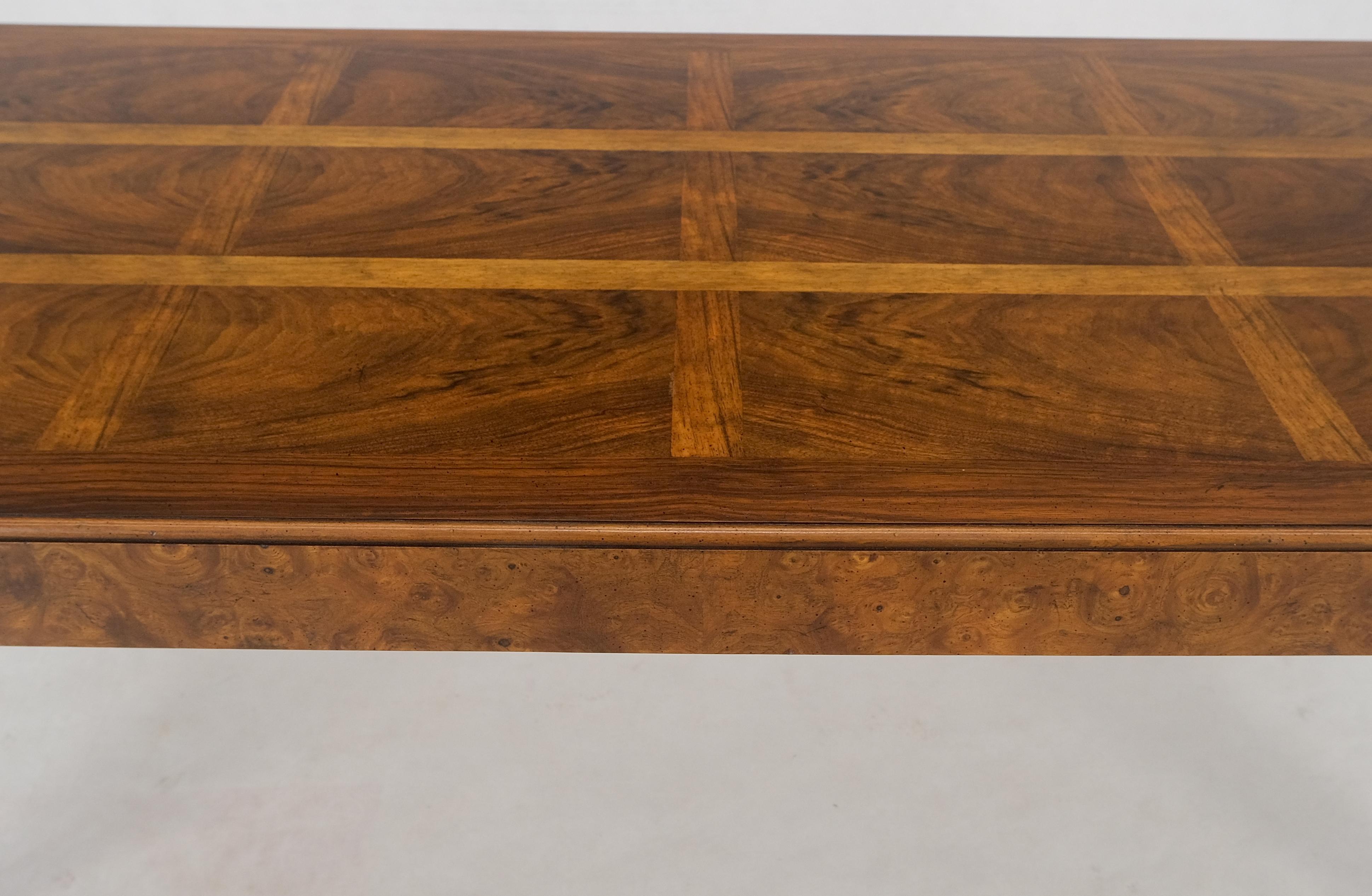 Lacquered Baker Vivid Pattern Walnut Top Burl Queen An Style Caved Legs Coffee Table MINT! For Sale