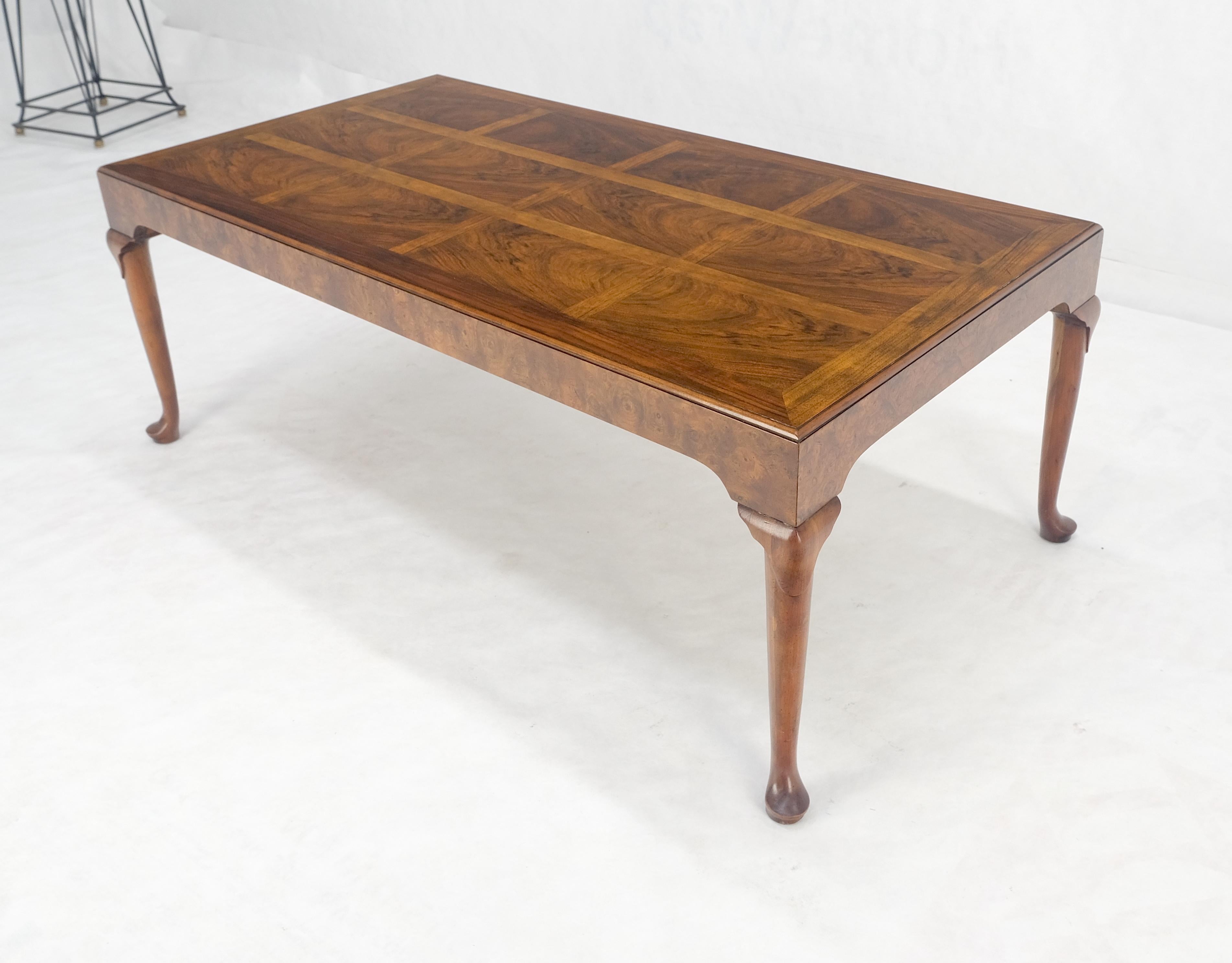 Baker Vivid Pattern Walnut Top Burl Queen An Style Caved Legs Coffee Table MINT! In Good Condition For Sale In Rockaway, NJ