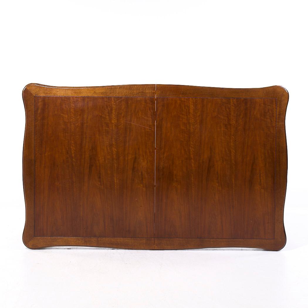 Baker Walnut Table de salle à manger extensible en noyer Queen Anne avec 2 abattants en vente 4