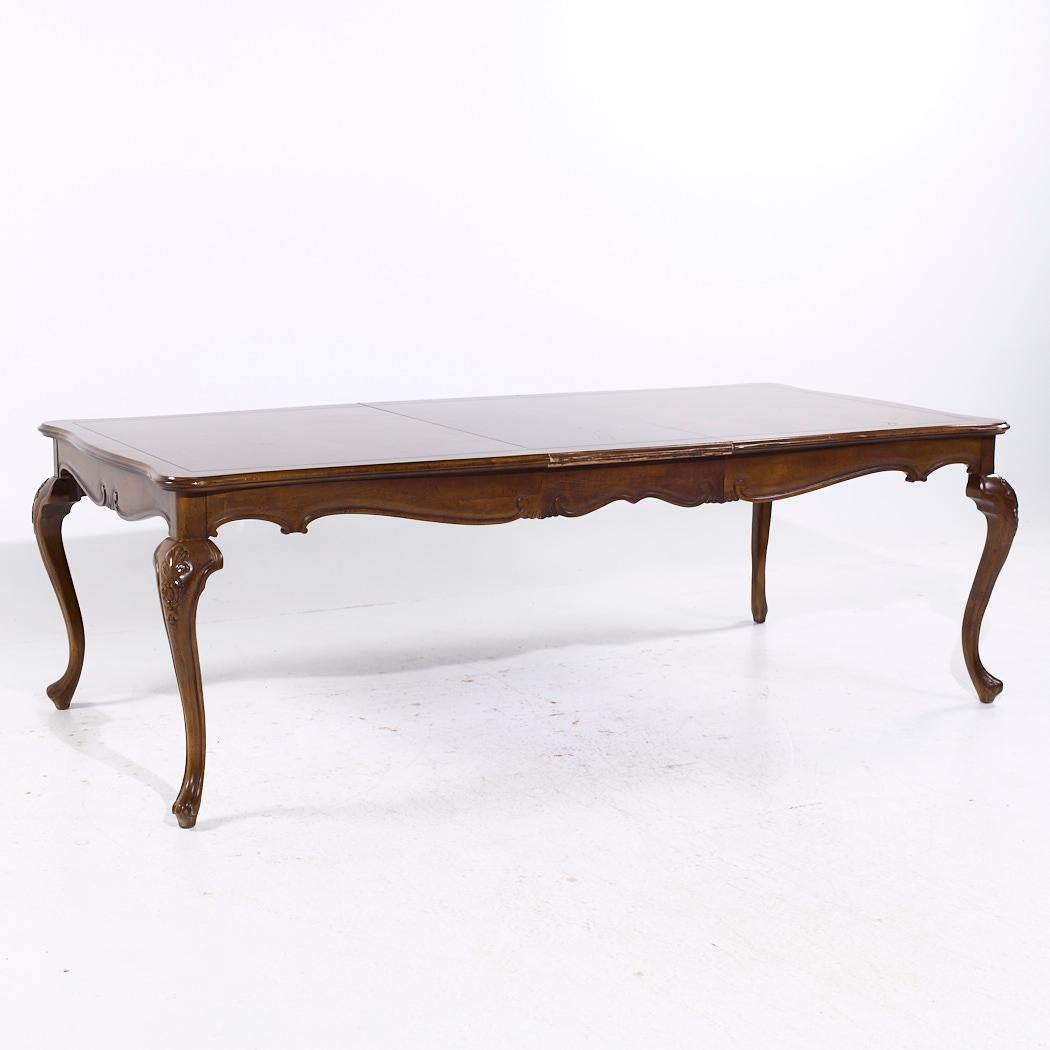 Baker Walnut Table de salle à manger extensible en noyer Queen Anne avec 2 abattants en vente 5
