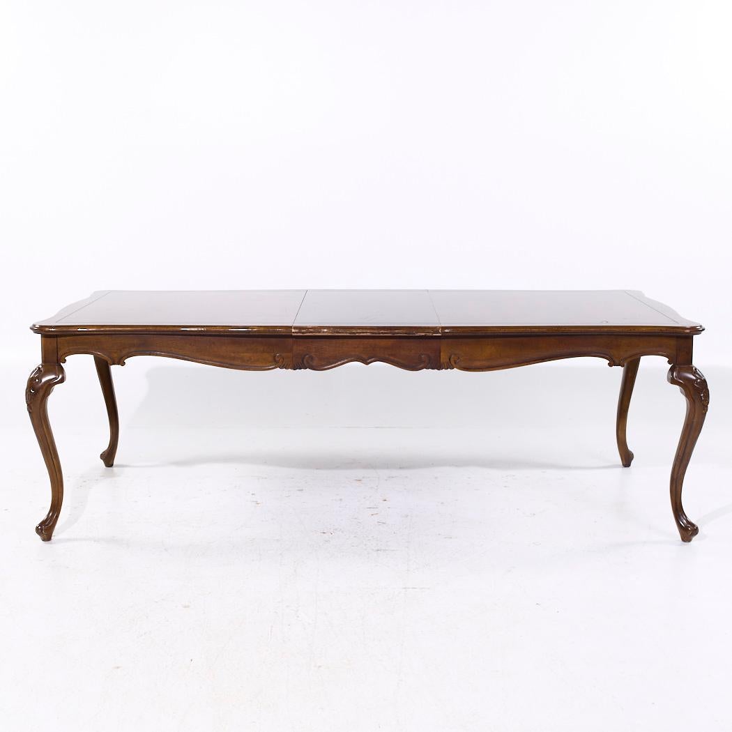 Baker Walnut Table de salle à manger extensible en noyer Queen Anne avec 2 abattants en vente 6