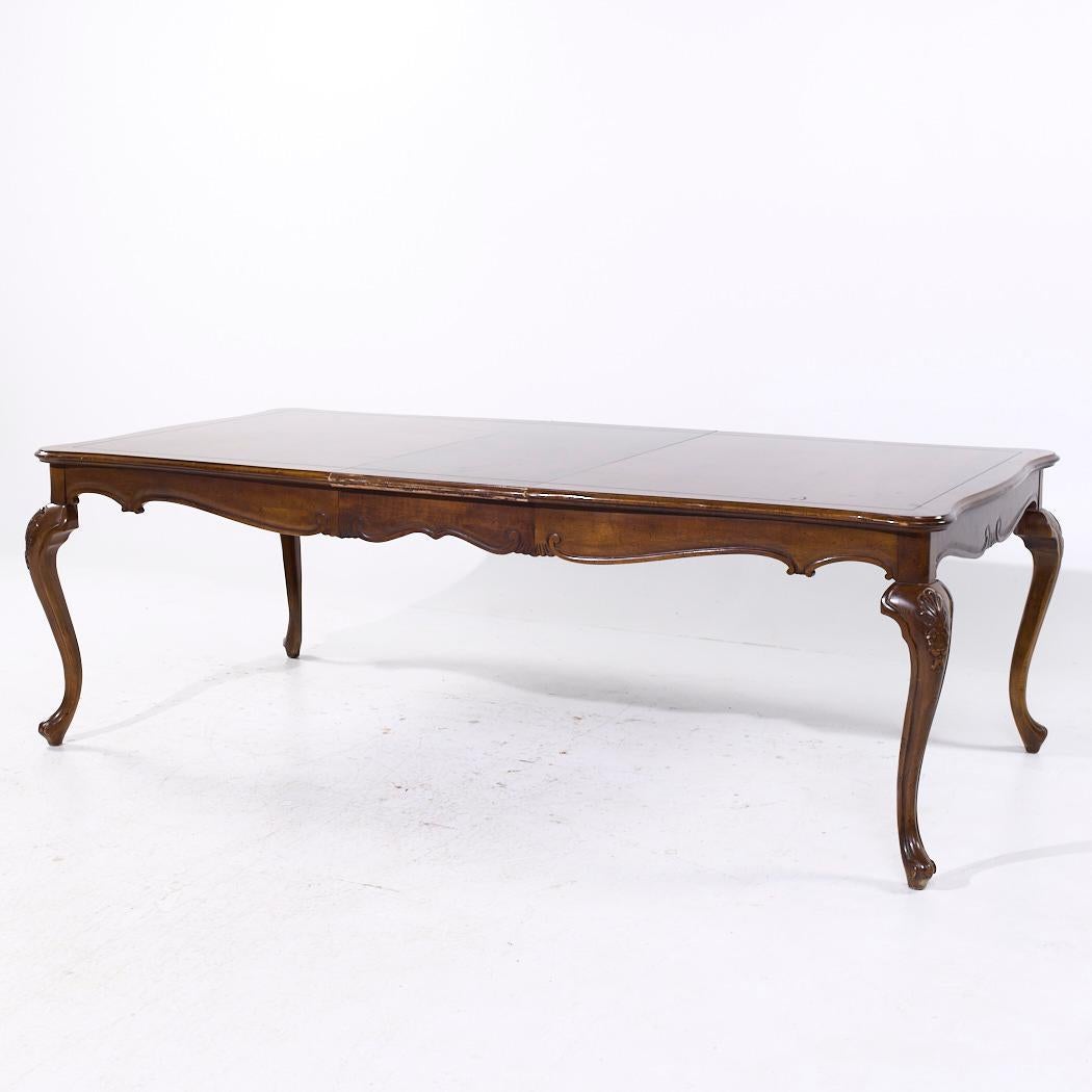 Baker Walnut Table de salle à manger extensible en noyer Queen Anne avec 2 abattants en vente 7