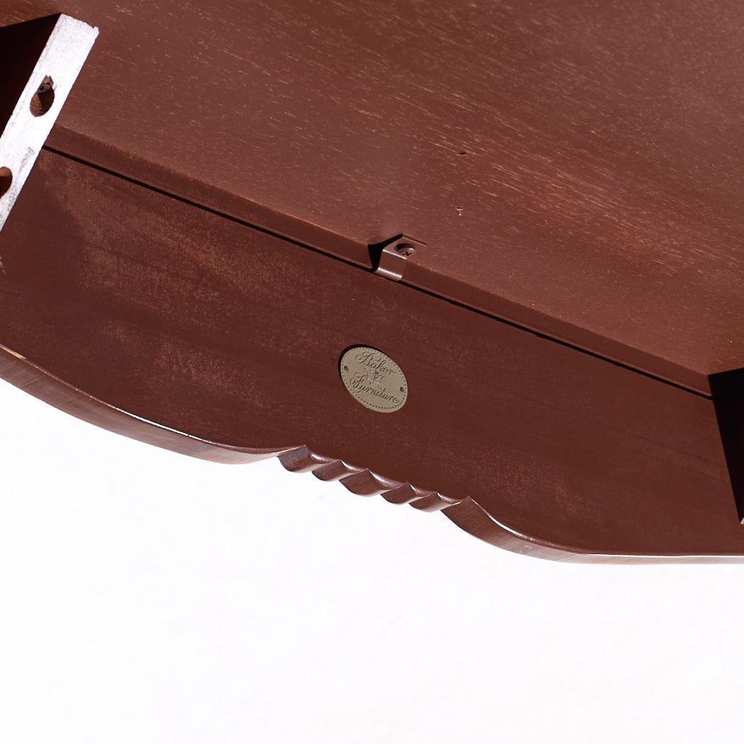 Baker Walnut Table de salle à manger extensible en noyer Queen Anne avec 2 abattants en vente 8