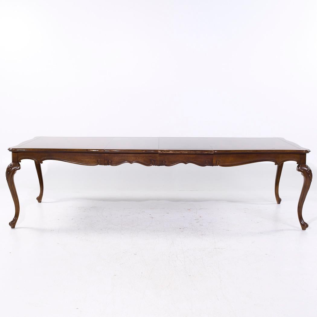 Baker Walnut Table de salle à manger extensible en noyer Queen Anne avec 2 abattants

Cette table mesure : 72 large x 45 profond x 30,25 pouces de haut, avec un dégagement pour les chaises de 23,5 pouces, chaque feuille mesure 20 pouces de large, ce
