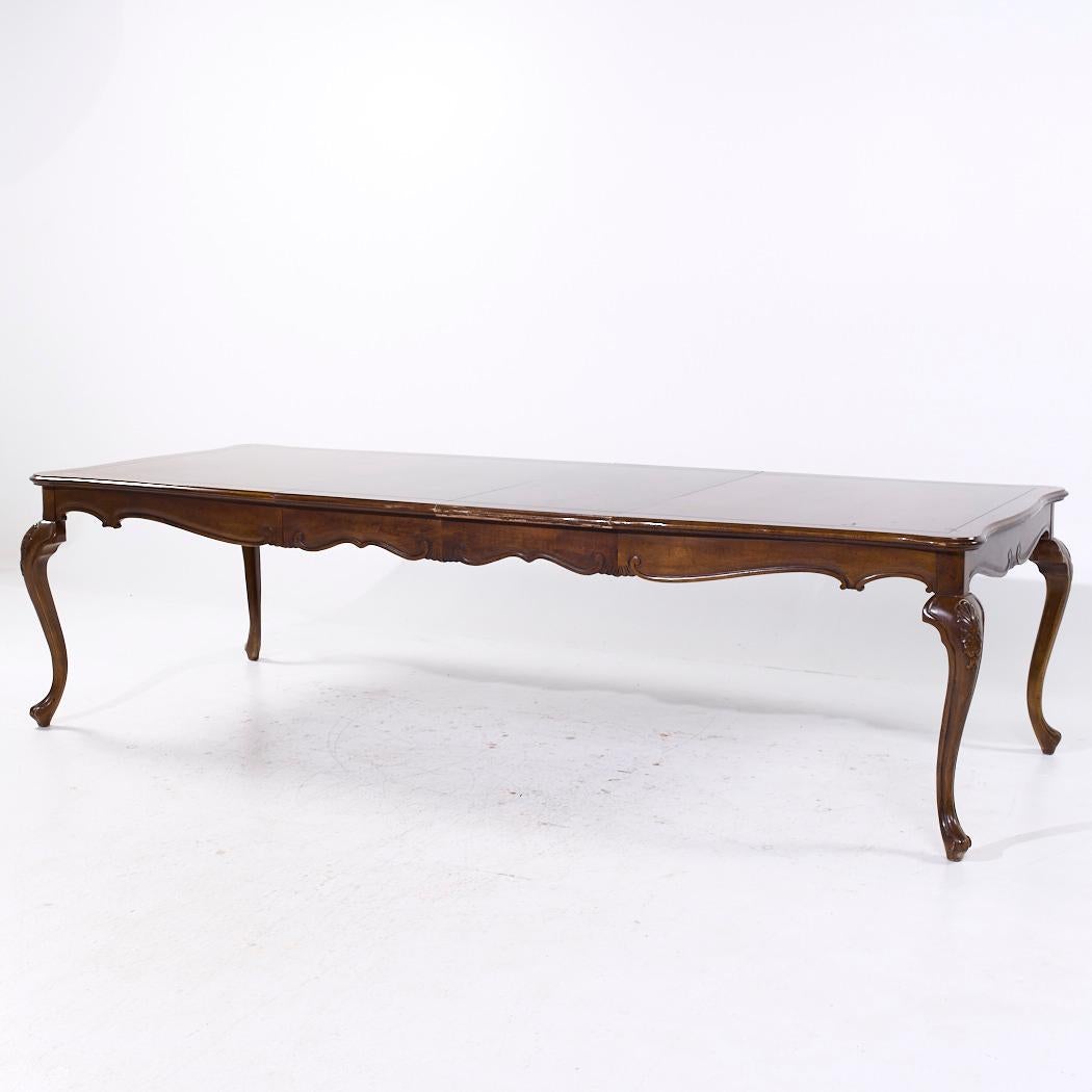 Américain Baker Walnut Table de salle à manger extensible en noyer Queen Anne avec 2 abattants en vente