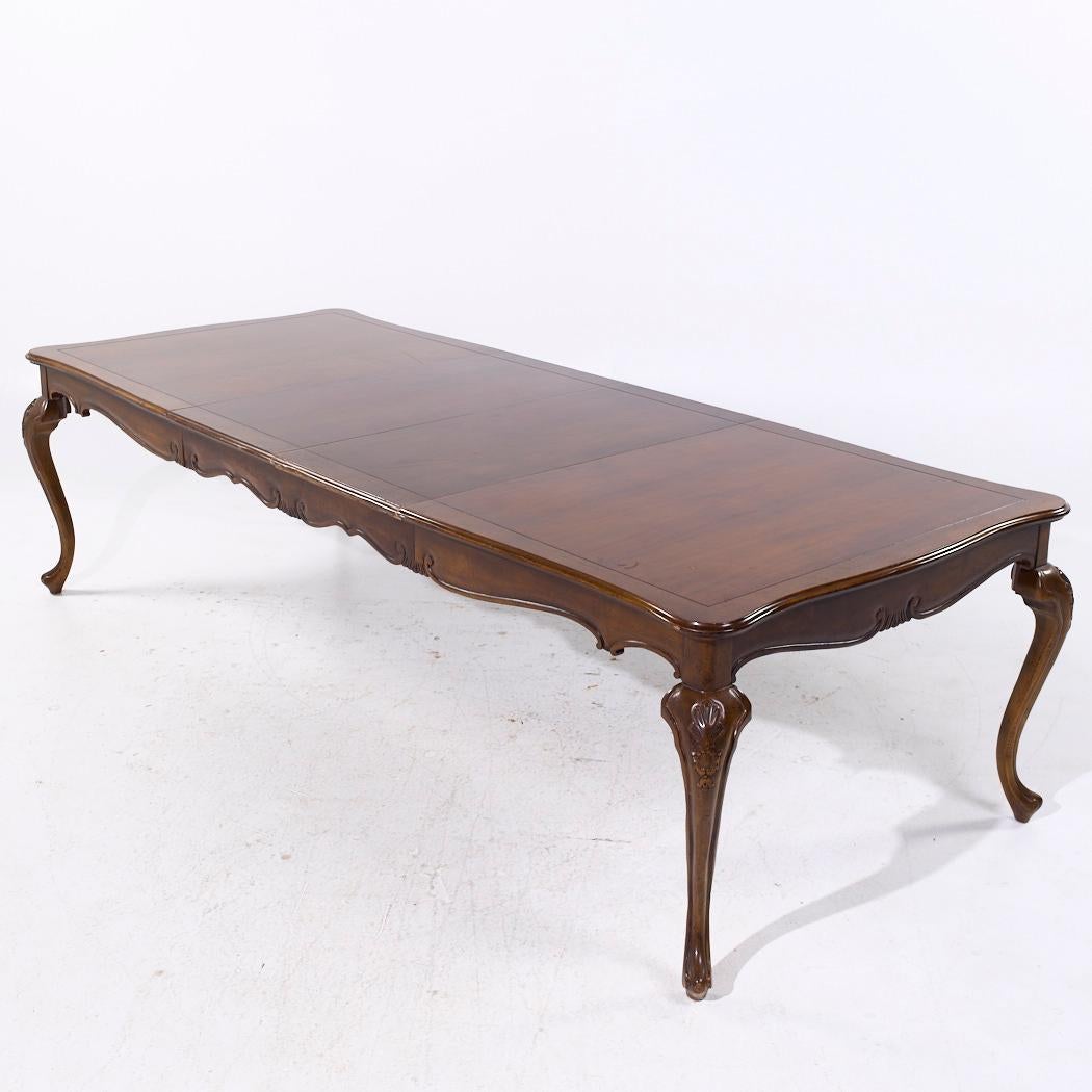 Baker Walnut Table de salle à manger extensible en noyer Queen Anne avec 2 abattants Bon état - En vente à Countryside, IL