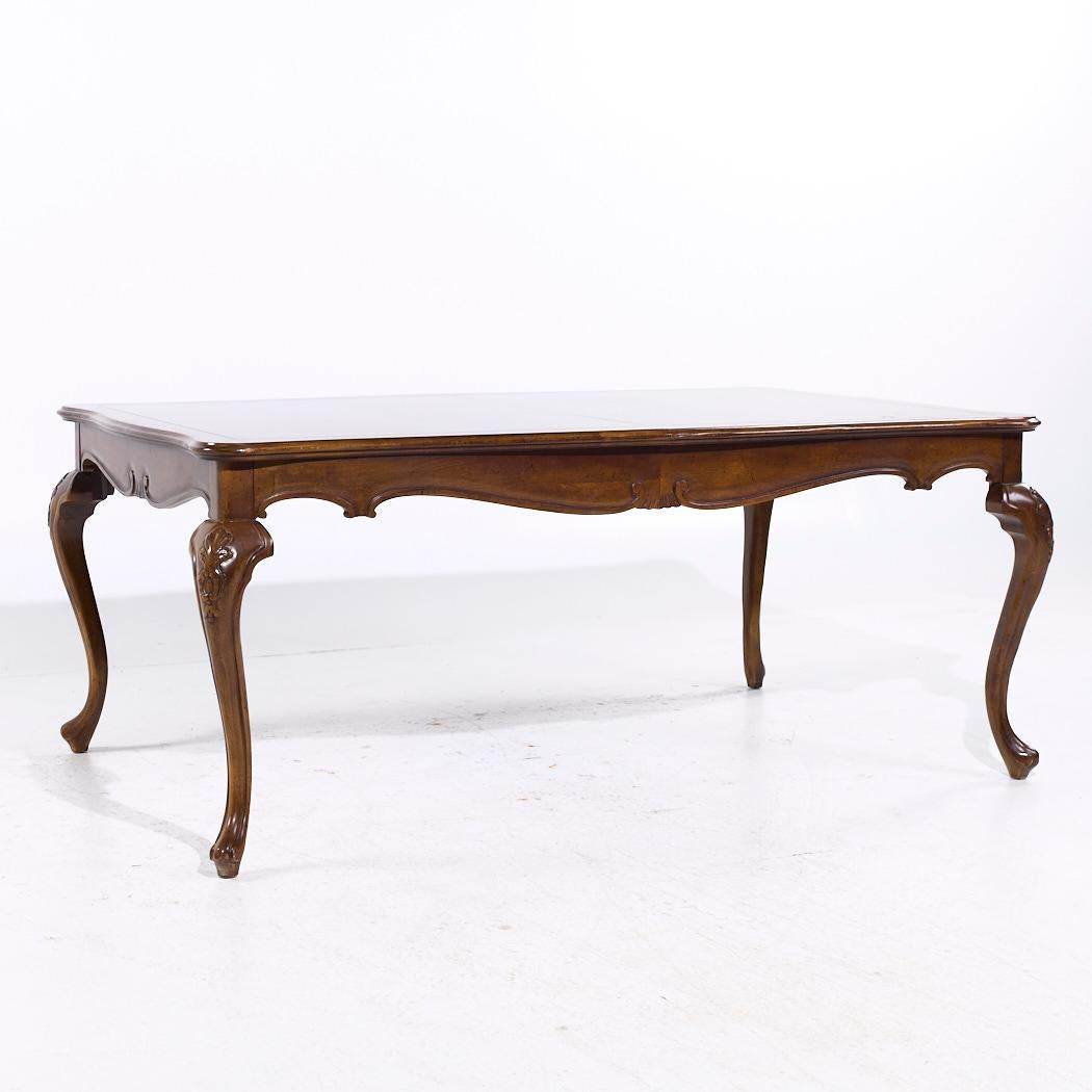 XXIe siècle et contemporain Baker Walnut Table de salle à manger extensible en noyer Queen Anne avec 2 abattants en vente
