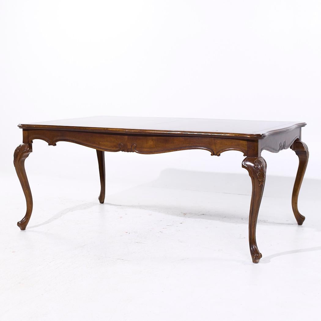 Baker Walnut Table de salle à manger extensible en noyer Queen Anne avec 2 abattants en vente 1