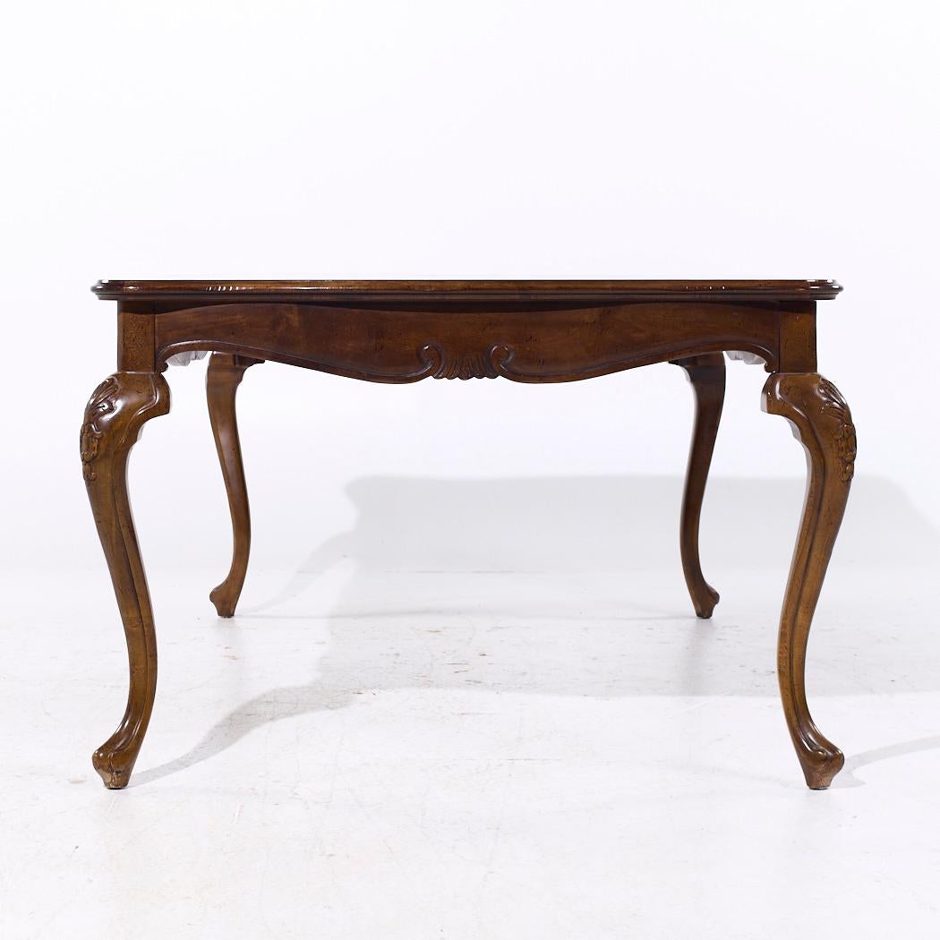 Baker Walnut Table de salle à manger extensible en noyer Queen Anne avec 2 abattants en vente 2