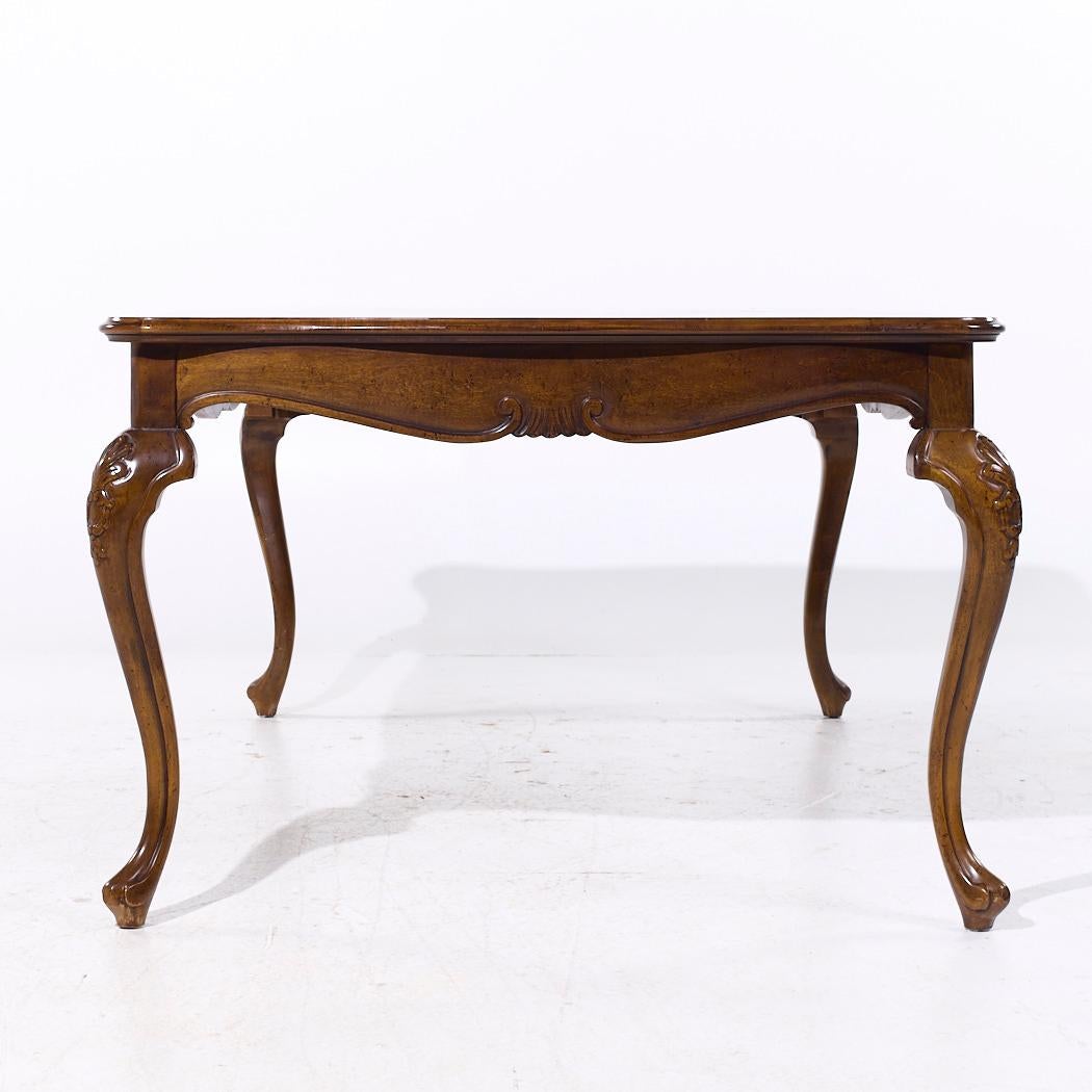 Baker Walnut Table de salle à manger extensible en noyer Queen Anne avec 2 abattants en vente 3