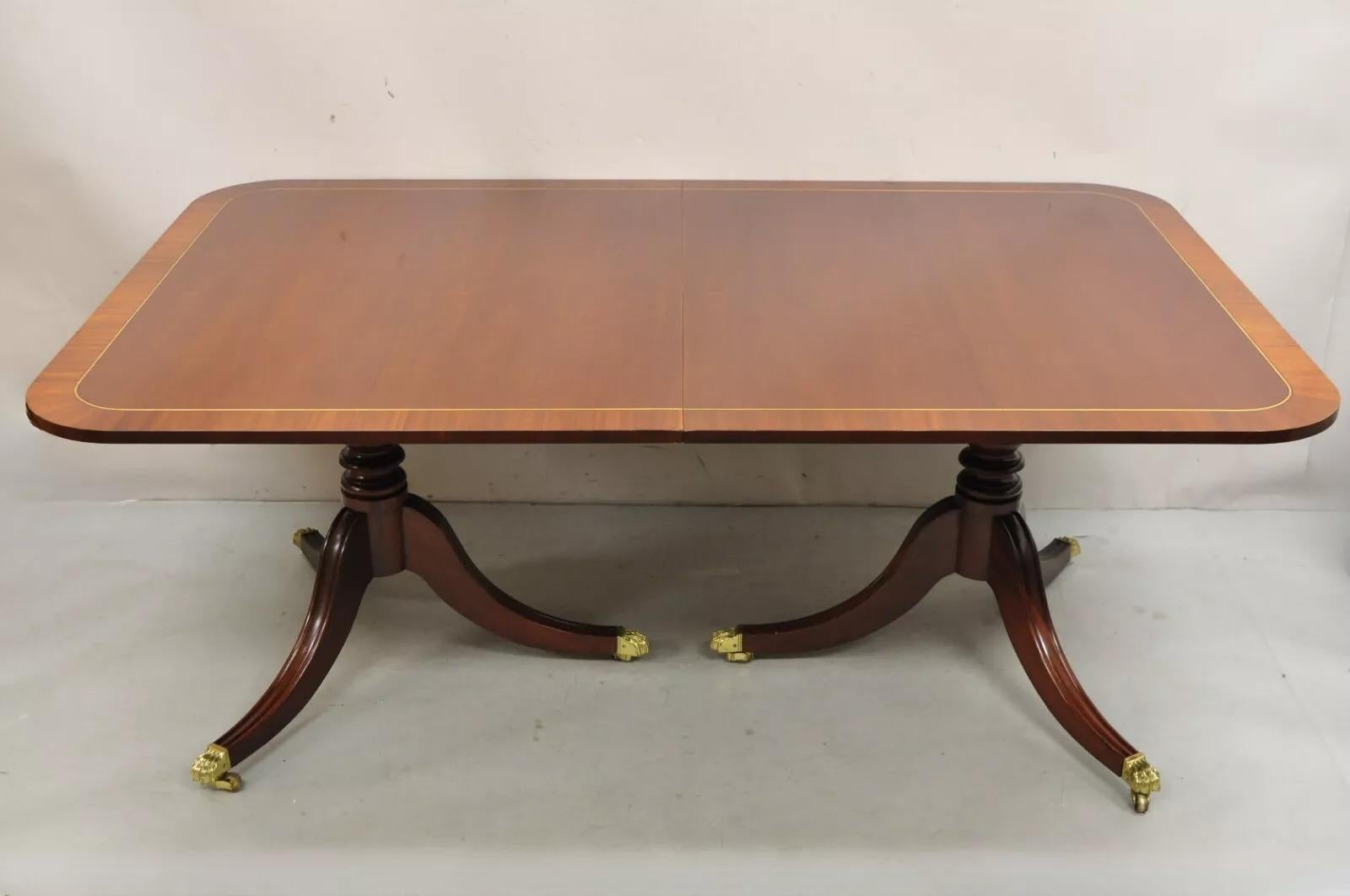 Vintage Baker Williamsburg Colonial (Pattern 8839) Mahogany Federal Style Banded Extension Dining Table (A). L'article comprend (3) feuilles de 18
