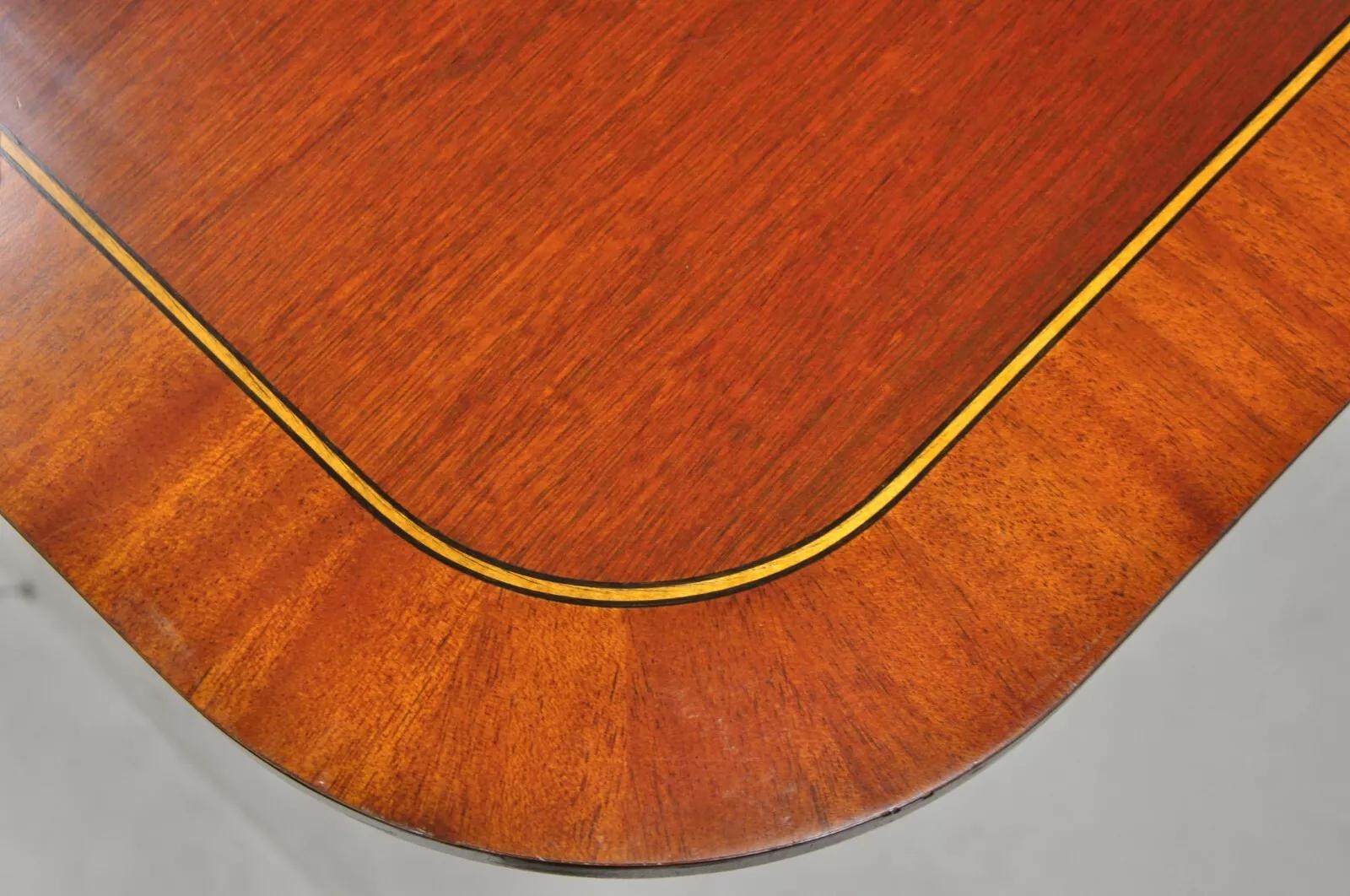 Baker Williamsburg Colonial 8839 Mahogany Federal Inlay Extension Dining Table A In Good Condition For Sale In Philadelphia, PA