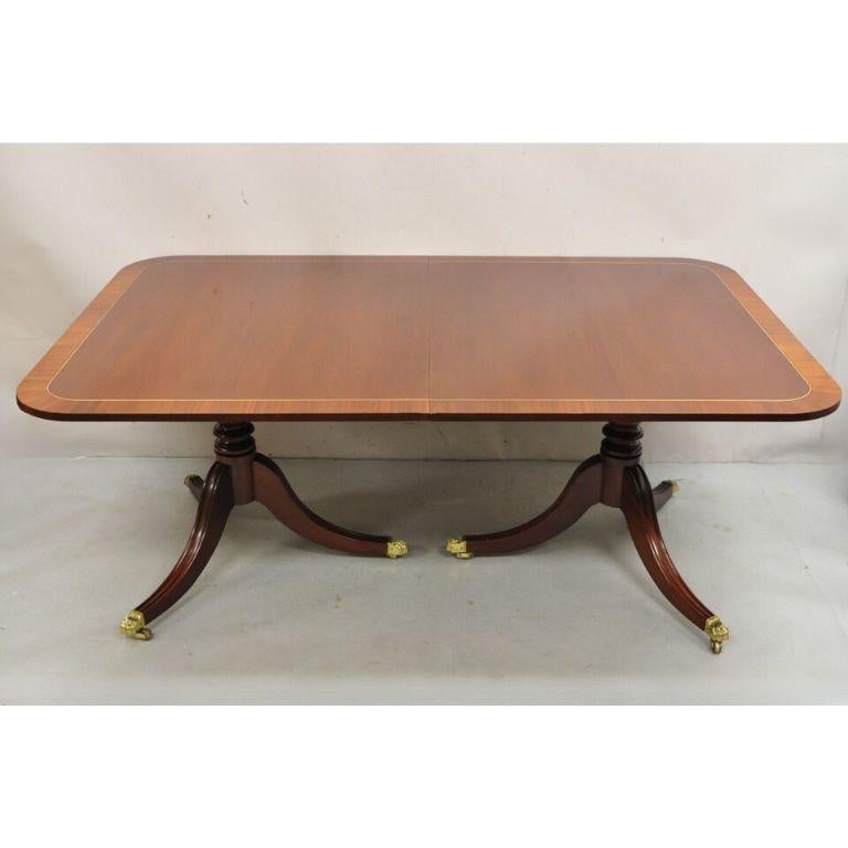 Vintage Baker Williamsburg Colonial (Pattern 8839) Mahogany Federal Style Banded Extension Dining Table (B). L'article comprend 3 feuilles de 18