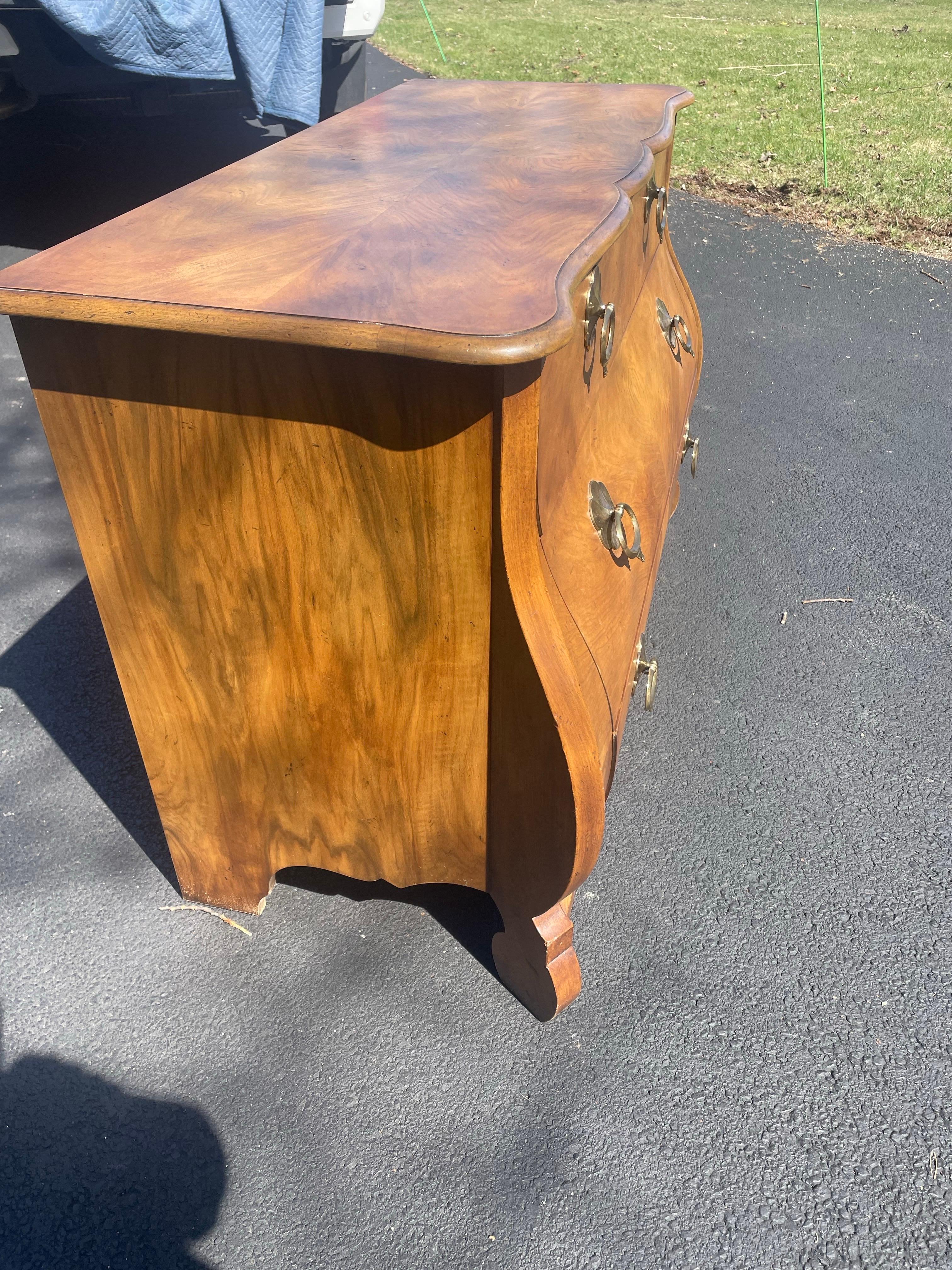 Si tratta di una bellissima cassettiera vintage a cassetti arrotondati in legno massiccio 