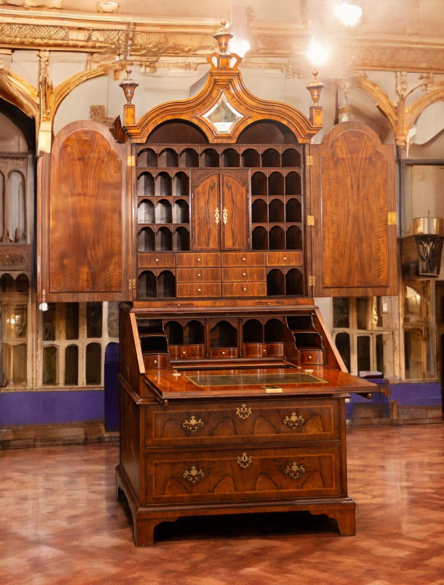 Questo magnifico mobile da ufficio Queen Anne della Collection's Stately Homes di Baker è una testimonianza dell'eleganza e della maestria dei mobili inglesi.  Realizzato in noce, questo pezzo vanta dettagli intricati e squisiti intarsi,