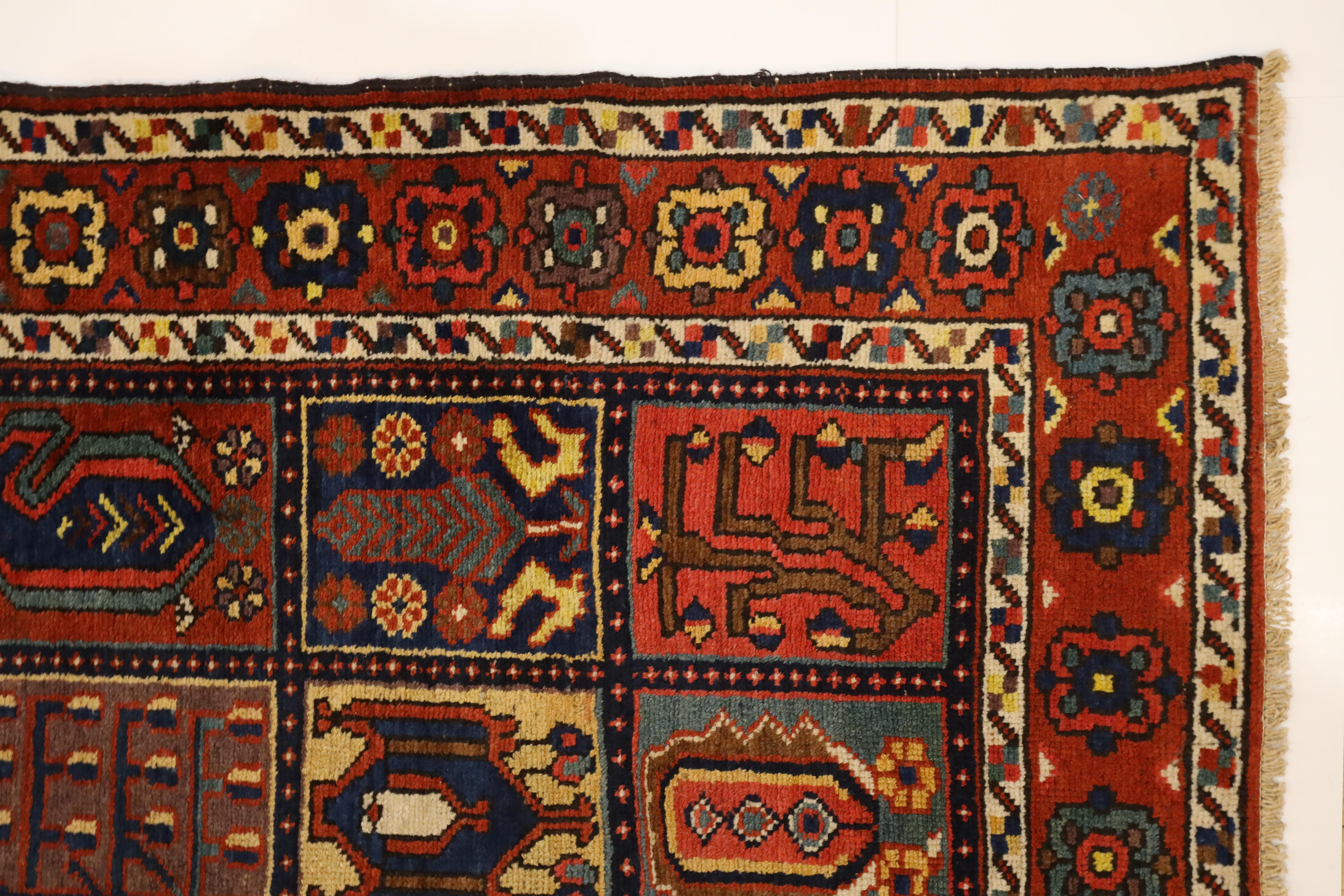 Ce remarquable tapis Bakhtiari présente un design de jardin complexe, l'un des motifs les plus emblématiques du tissage persan. Connu pour son artisanat méticuleux, le tapis Bakhtiari est une véritable représentation de l'art et de la culture