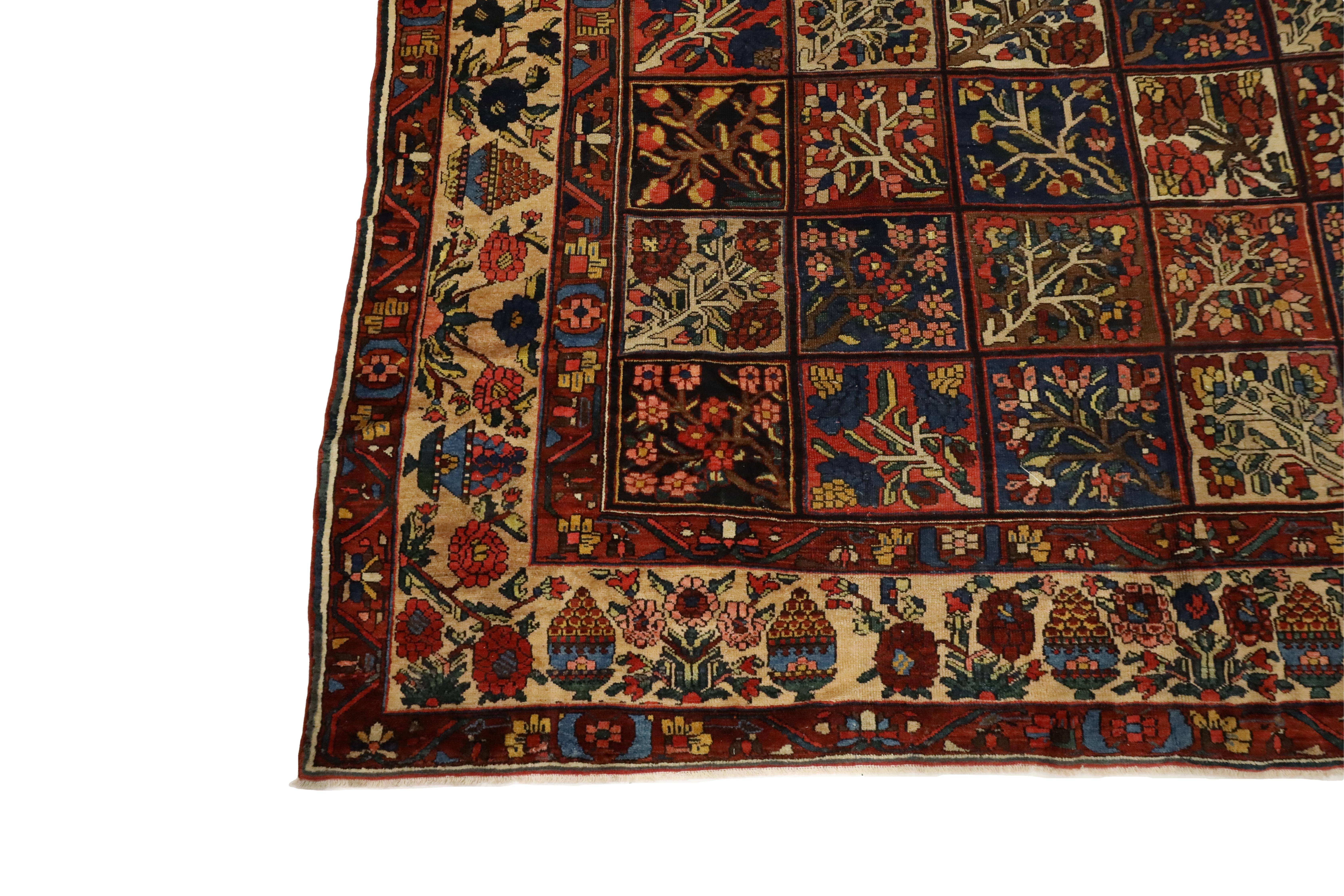 Ce superbe tapis antique CIRCA est un chef-d'œuvre de l'artisanat persan, datant d'environ 1910. D'une taille impressionnante de 10 x 14 pieds, il présente le motif emblématique du jardin, caractéristique des traditions de tissage de Bakhtiar. Le