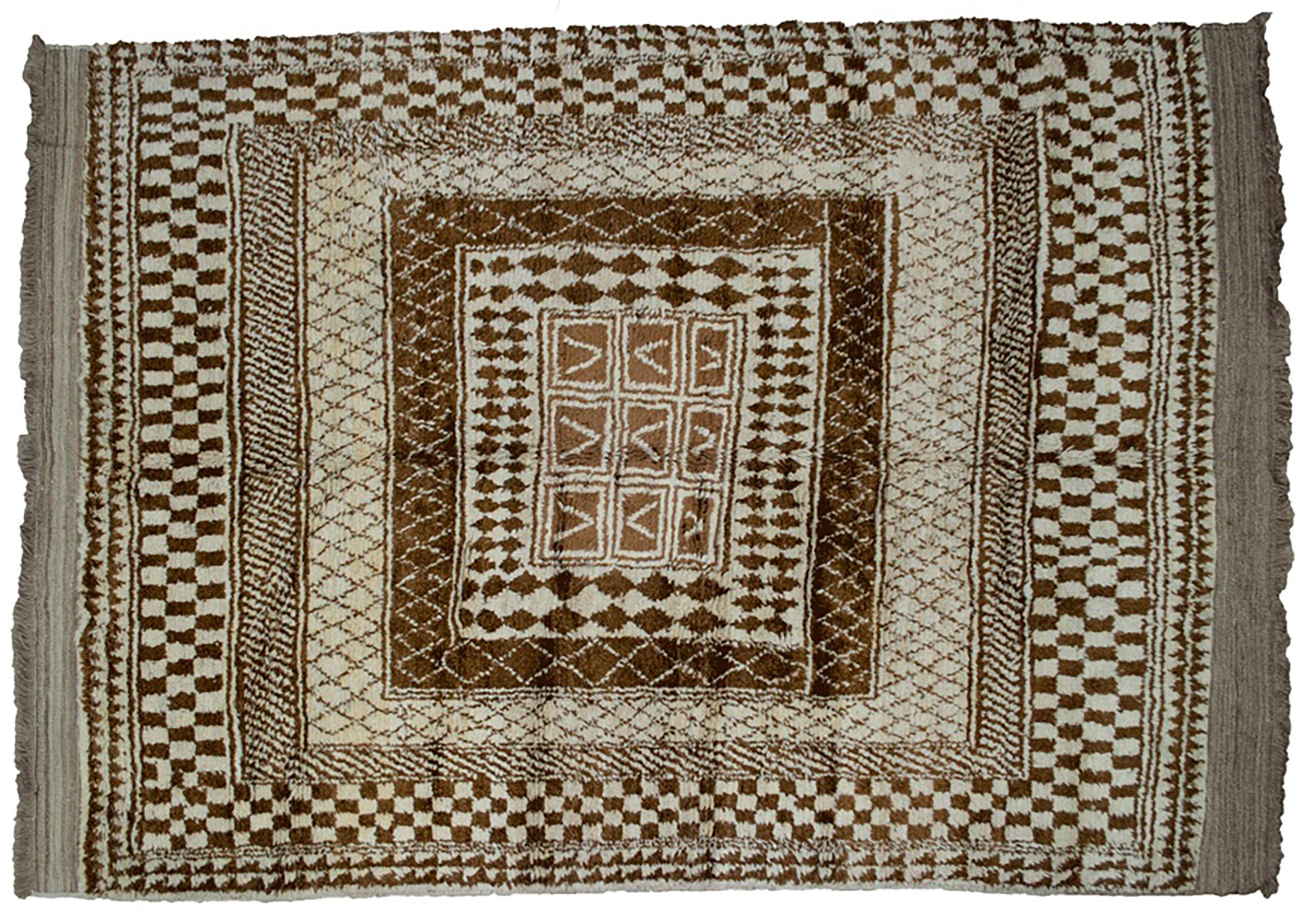 Ein dekorativer Bakhtiar-Gabbeh-Teppich aus dem Westen des Iran
Durch die Verwendung von sehr hochwertiger, ungefärbter, handgesponnener Wolle passt der zweifarbige Effekt sehr gut zu diesem alten Nomadendesign. Sie werden in der Stadt Jiroft gewebt.
