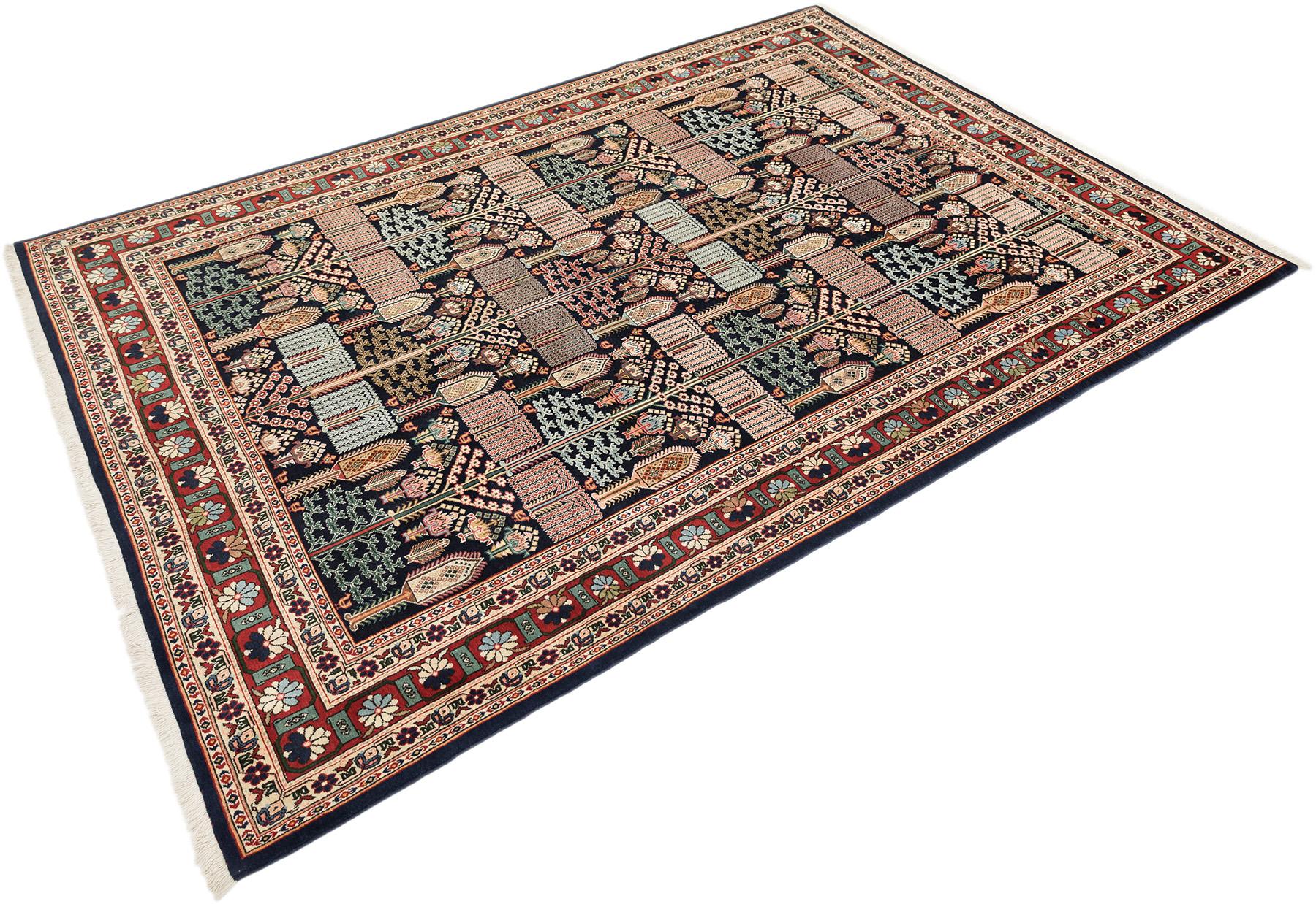 Handgeknüpfter Bakhtiar-Teppich, gewebt in Zentralpersien.

Dieses auffällige Stück zeigt das klassische Gartenpaneel-Design, das das Paradies symbolisiert, mit unterteilten Quadraten, die mit stilisierten Bäumen, Blumen und Laubmotiven gefüllt