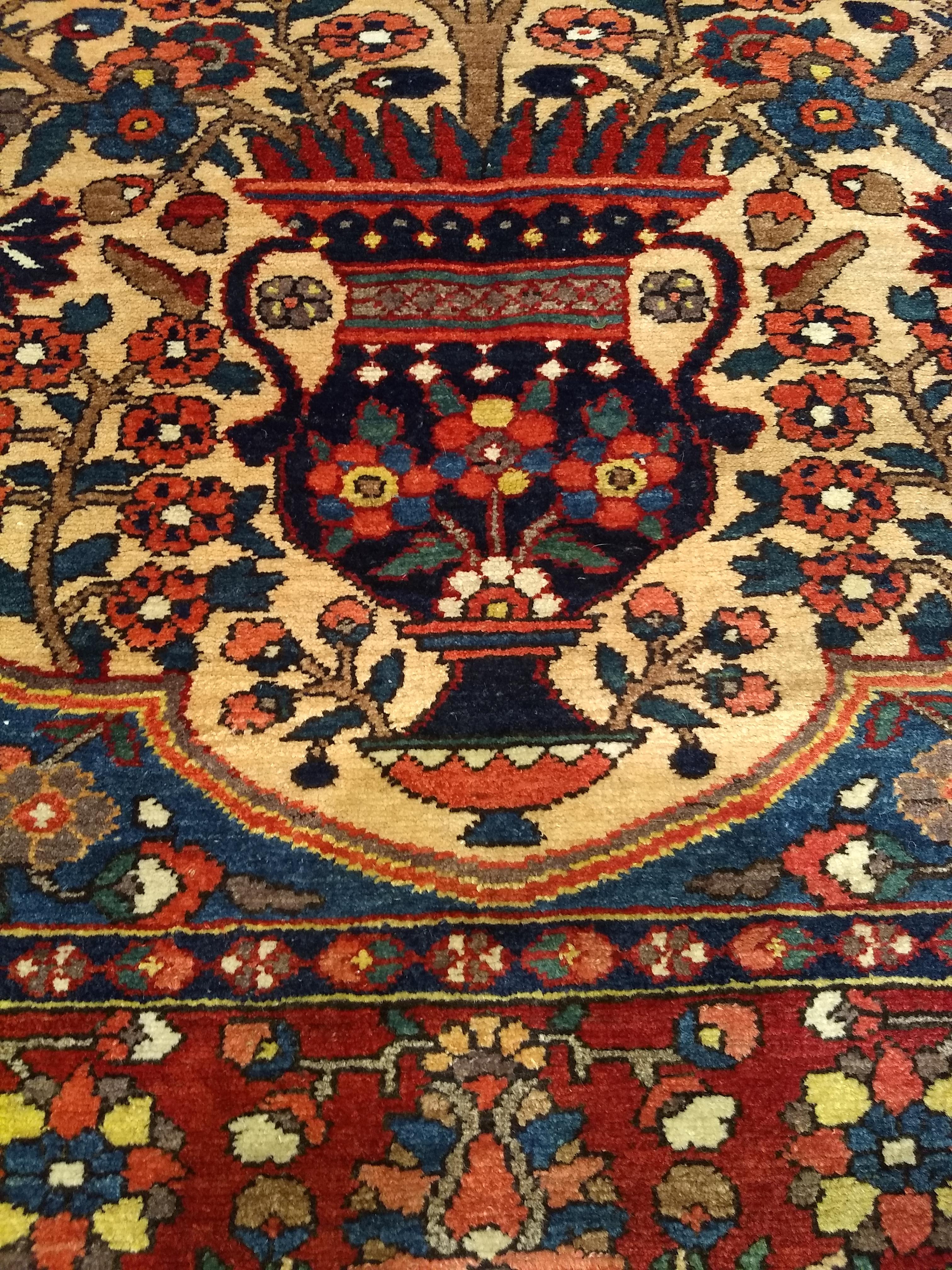 Bibibaft persan Bakhtiari du 19ème siècle à motif de vase en vente 4