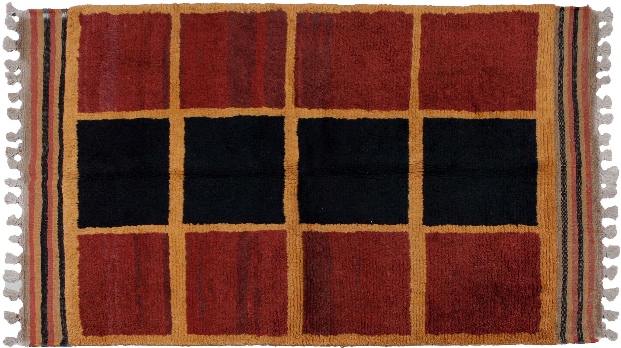Charmanter Gabbeh-Teppich aus Bachtiari
Dieses Stück besteht aus glänzender, weicher Wolle, die natürlich gefärbt wurde. Die Quadrate und Strauchmotive sind spielerisch in das Feld gestreut und mit einer einfachen mehrfarbigen Bordüre umrahmt.