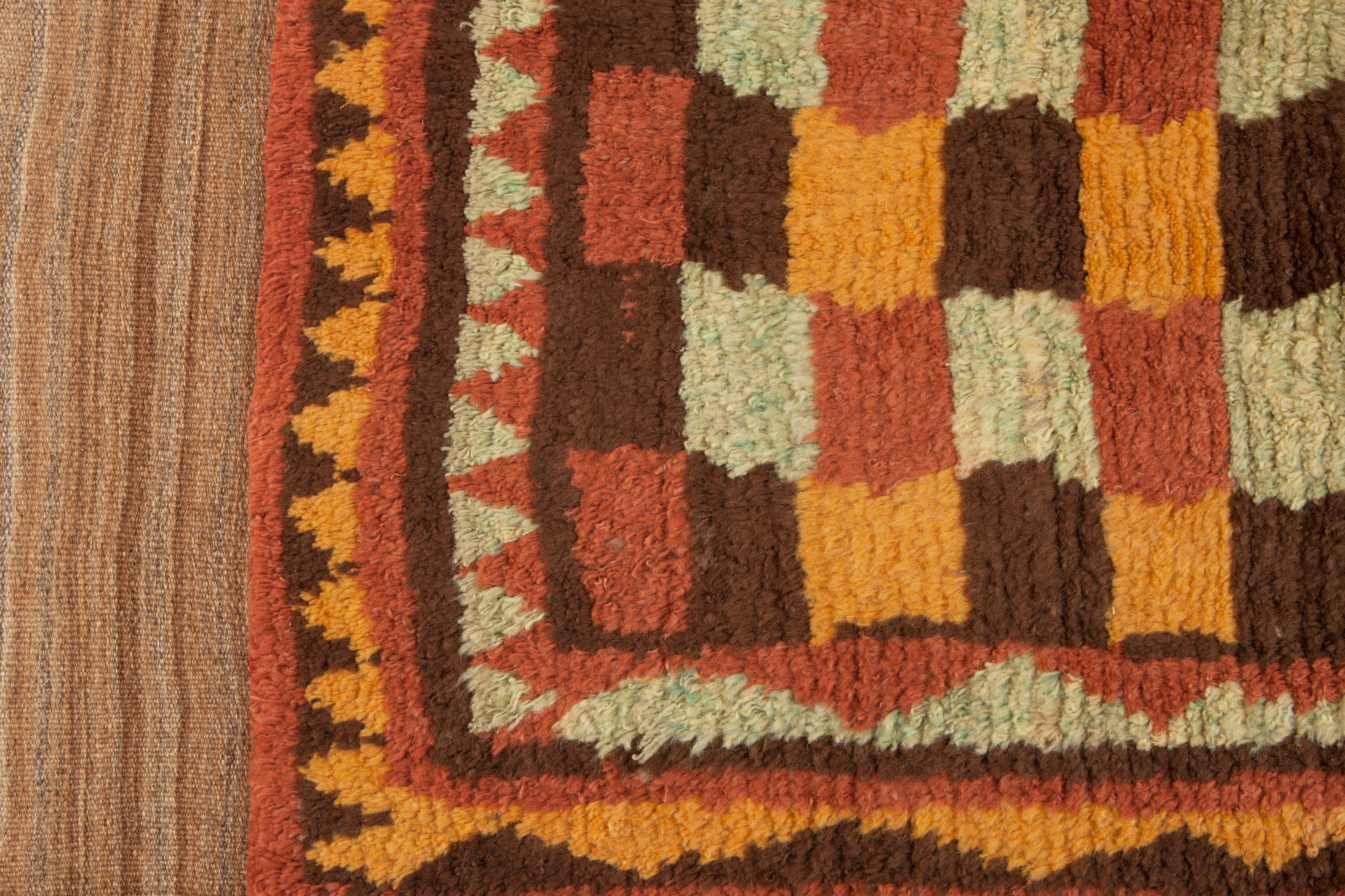 Dekorativer Gabbeh-Teppich aus Bachtiari mit erdigen Farben. Diese Farbkombination eignet sich für viele Situationen. Das Design ist ein altes aus dieser Gegend, und obwohl es sich um ein Produktionsstück handelt, hat die Knüpferin freie Hand, sich