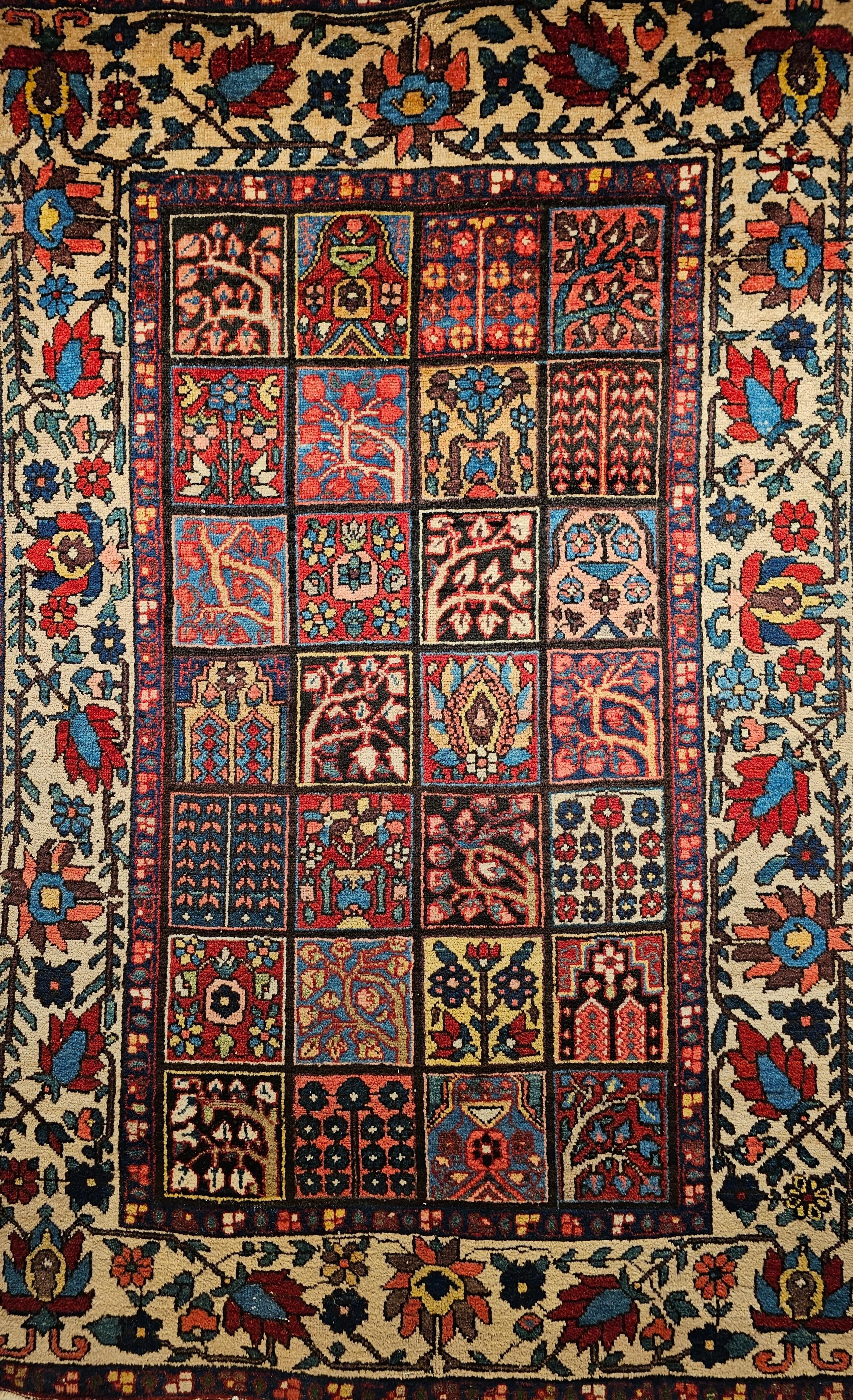 Magnifique tapis persan vintage Bakhtiari à motifs de panneaux de jardin du 2e quart des années 1900 dans les tons jaune pâle, rose, bleu français et vert. Le dessin présente quatre panneaux de différents formats de fleurs.   Il s'agit de l'un des