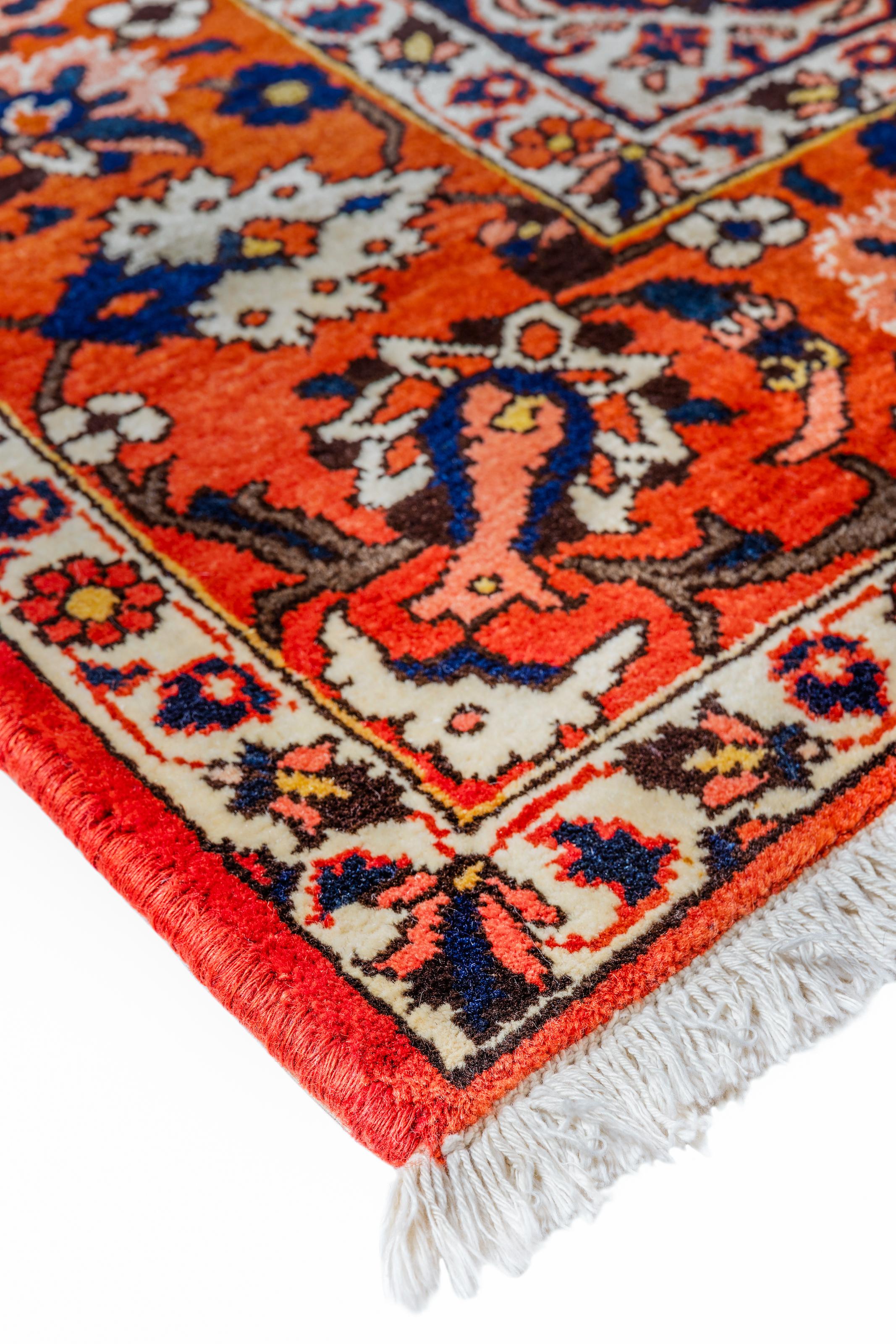 Réputés pour la richesse de leurs couleurs et l'intérêt de leurs motifs, les tapis persans sont fabriqués avec des laines et des soies entièrement naturelles. Leur beauté et l'impact qu'ils auront sur une maison sont infinis.

Dimensions exactes -
