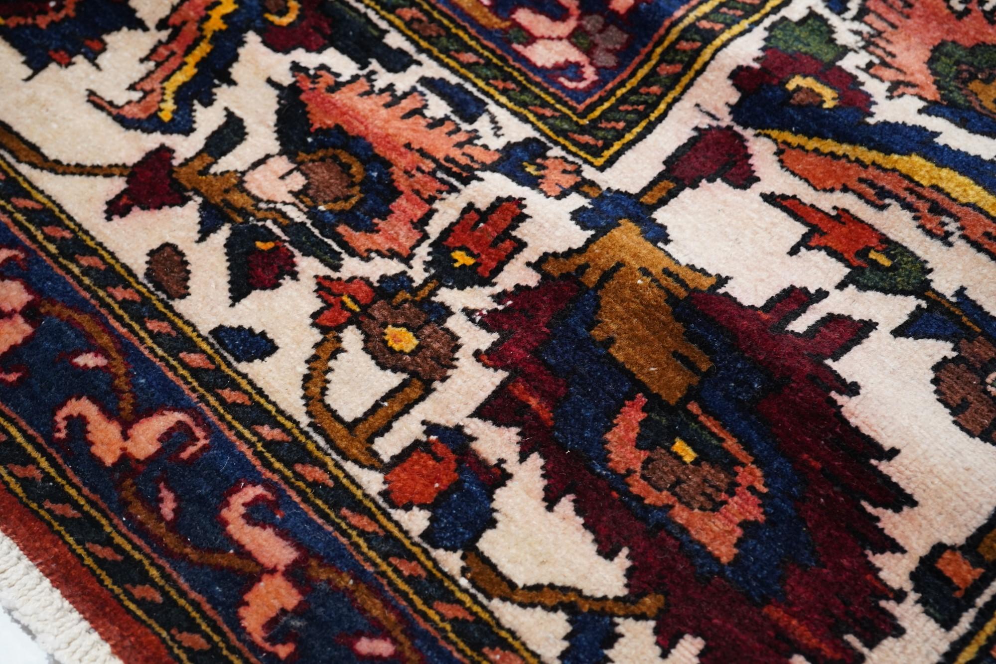 Bakhtiari Rug In Excellent Condition For Sale In New York, NY