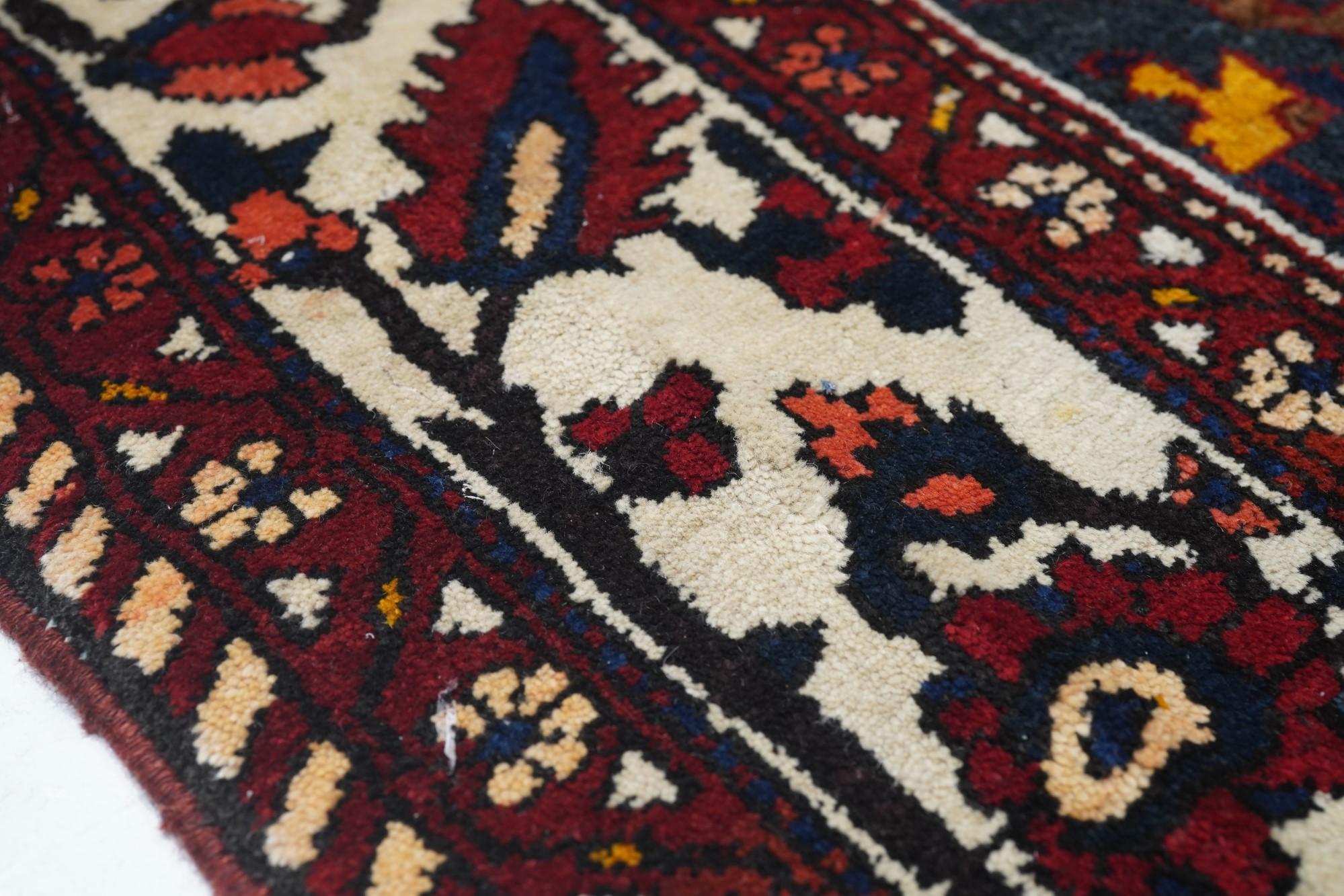 Bakhtiari-Teppich im Vintage-Stil 6'7'' x 10'11'' im Zustand „Hervorragend“ im Angebot in New York, NY