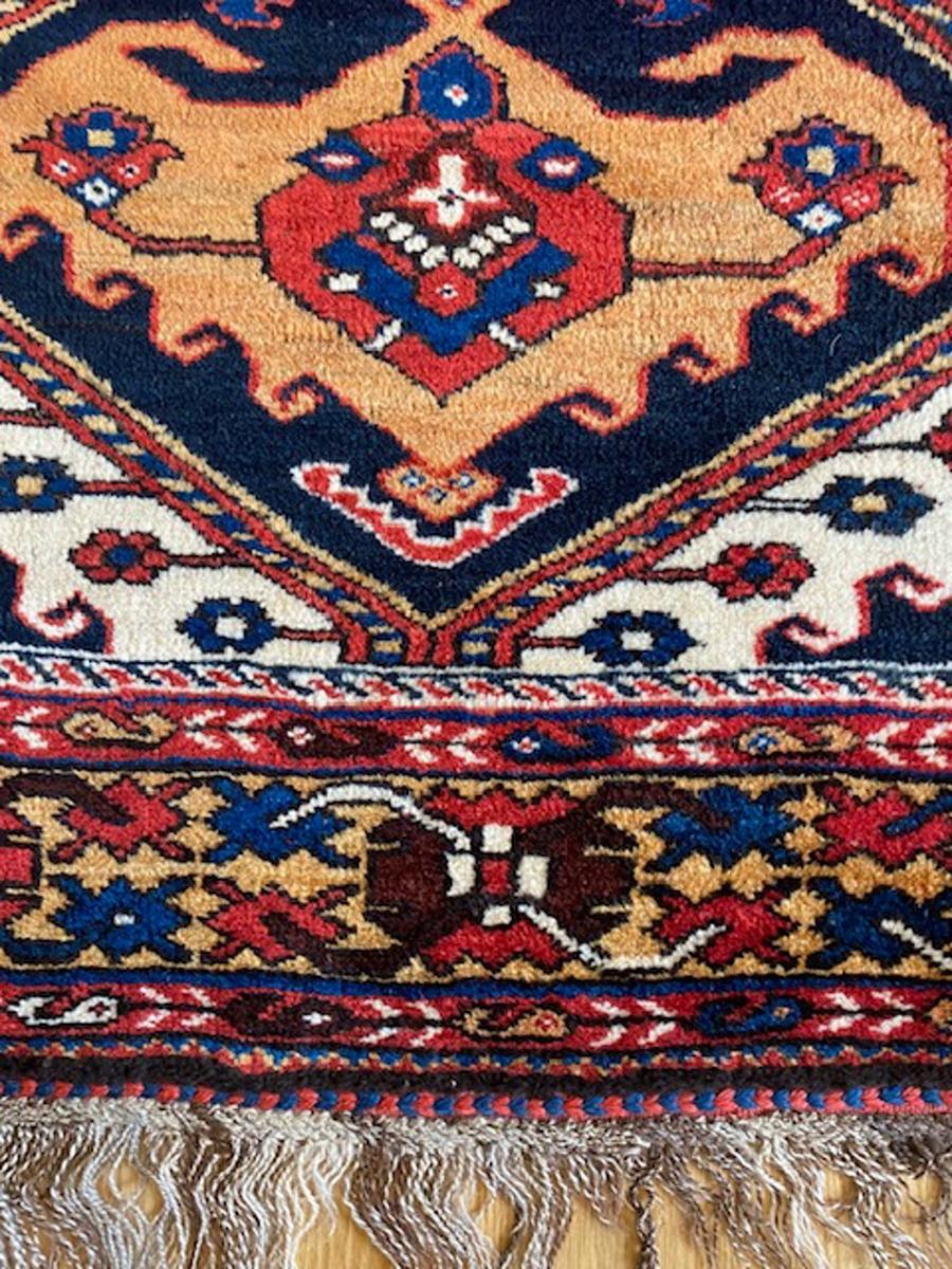 Bachtiari-Teppich aus Südwestpersien (Iran)

Alter: um 1900

Größe: 6′.7″x4′.7″ (201×140 cm)

Auf dem edlen elfenbeinfarbenen Grund ein zentrales Stabmedaillon aus vier leicht zusammengedrückten Hexagonen in Rot und Marine, die jeweils ein