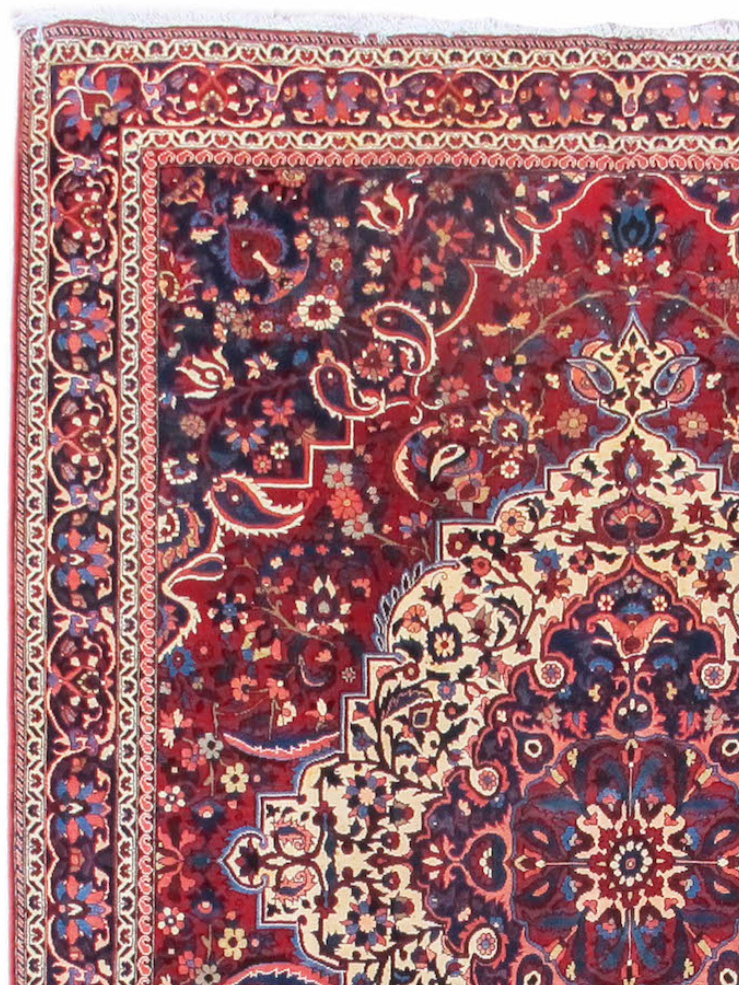 Bakhtiari Rug, Mid-20th Century

Additional Information:
Dimensions: 8'2