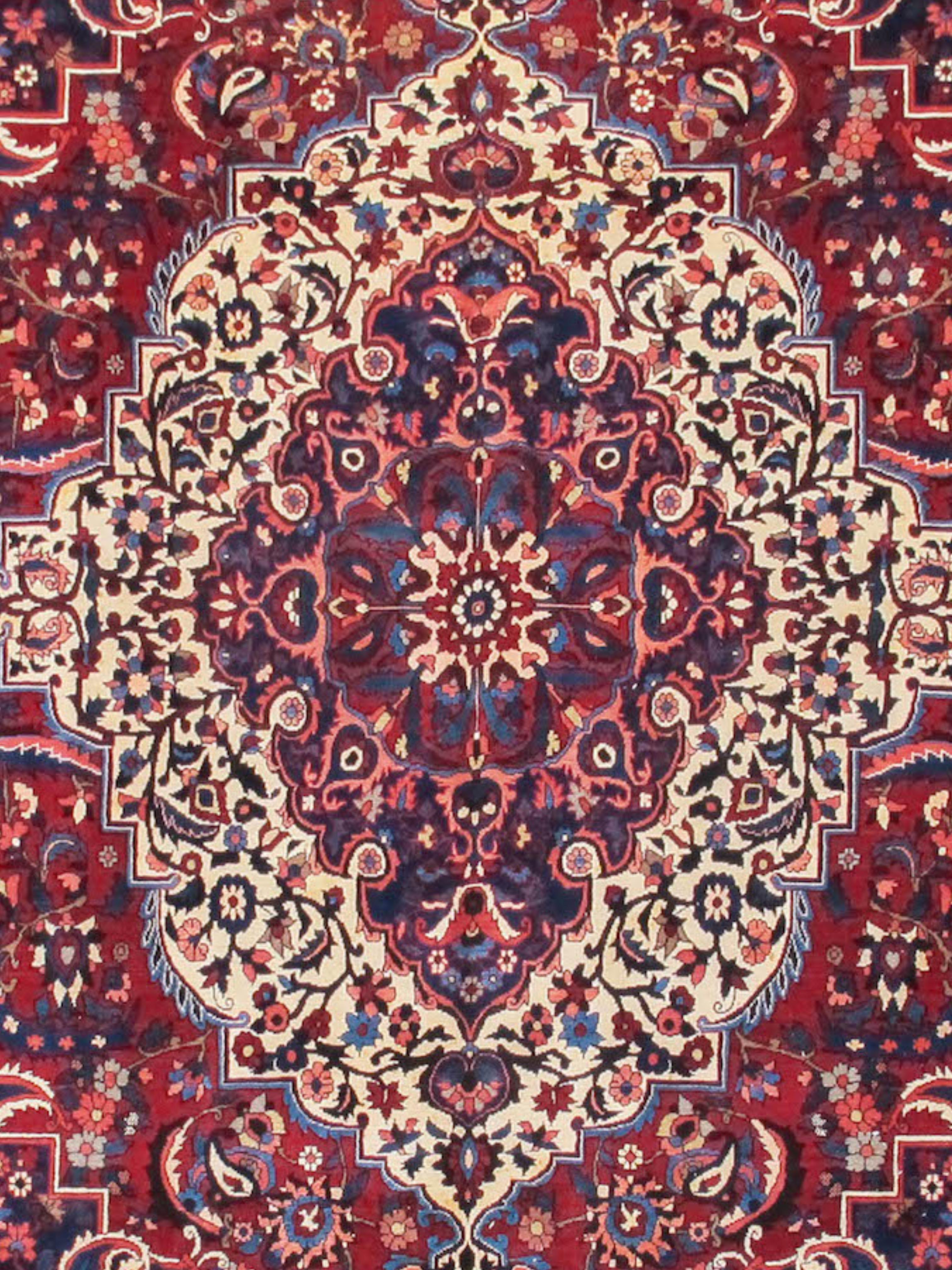 Persian Bakhtiari Rug, Mid 20th Century For Sale