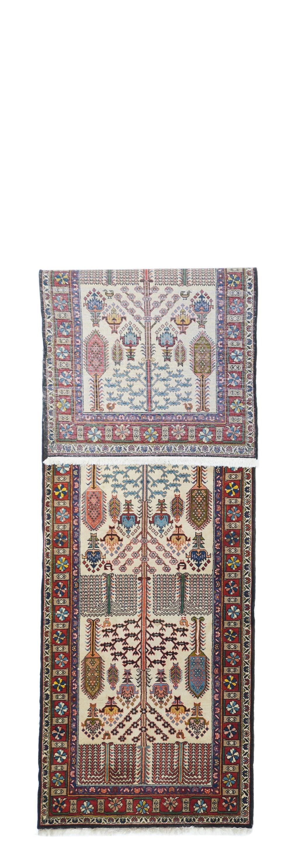 Bakhtiari Runner 2'9'' x 9'4''. Questo pezzo Chahar Mahal, dal formato piuttosto usuale, presenta un campo ecru con quattro ripetizioni di un salice piangente astratto, un cipresso e un Chenar (platano orientale) centrale continuo con rami