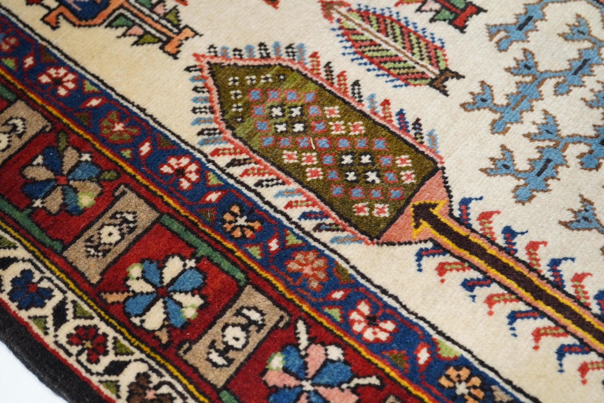 XXI secolo e contemporaneo Runner Bakhtiari 2'9'' x 9'4'' in vendita