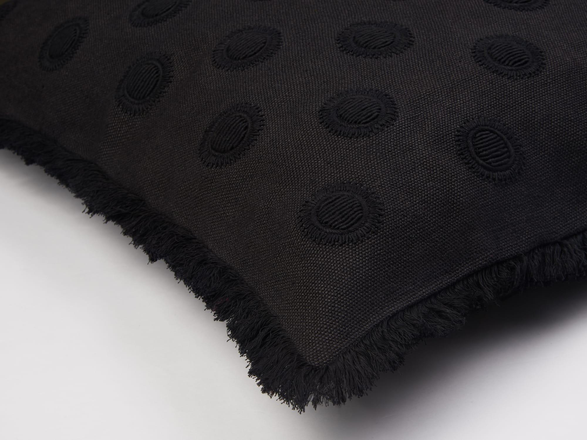 Schwarzer Ton in Ton Kissenbezug, vollständig von Hand auf hochwertiger Baumwolle gestickt. 
Nur Abdeckung, Entenfedernfüllung kann separat bestellt werden
Standardgröße 65 x 65 cm. Auf Anfrage auch in anderen Größen, Farbkombinationen oder
