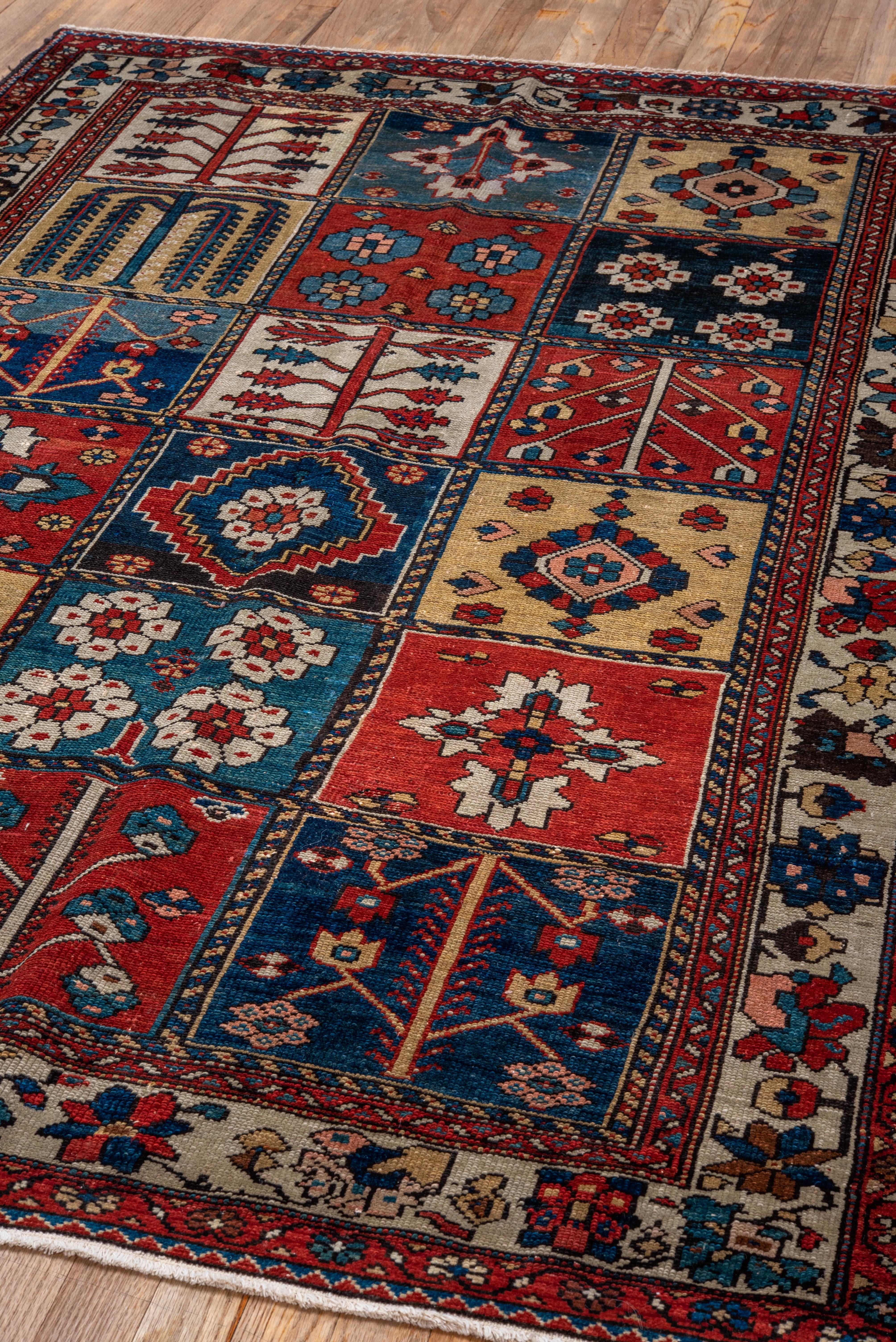 Baktiary-Teppich mit antikem Muster in malerischer Collage  im Angebot 3