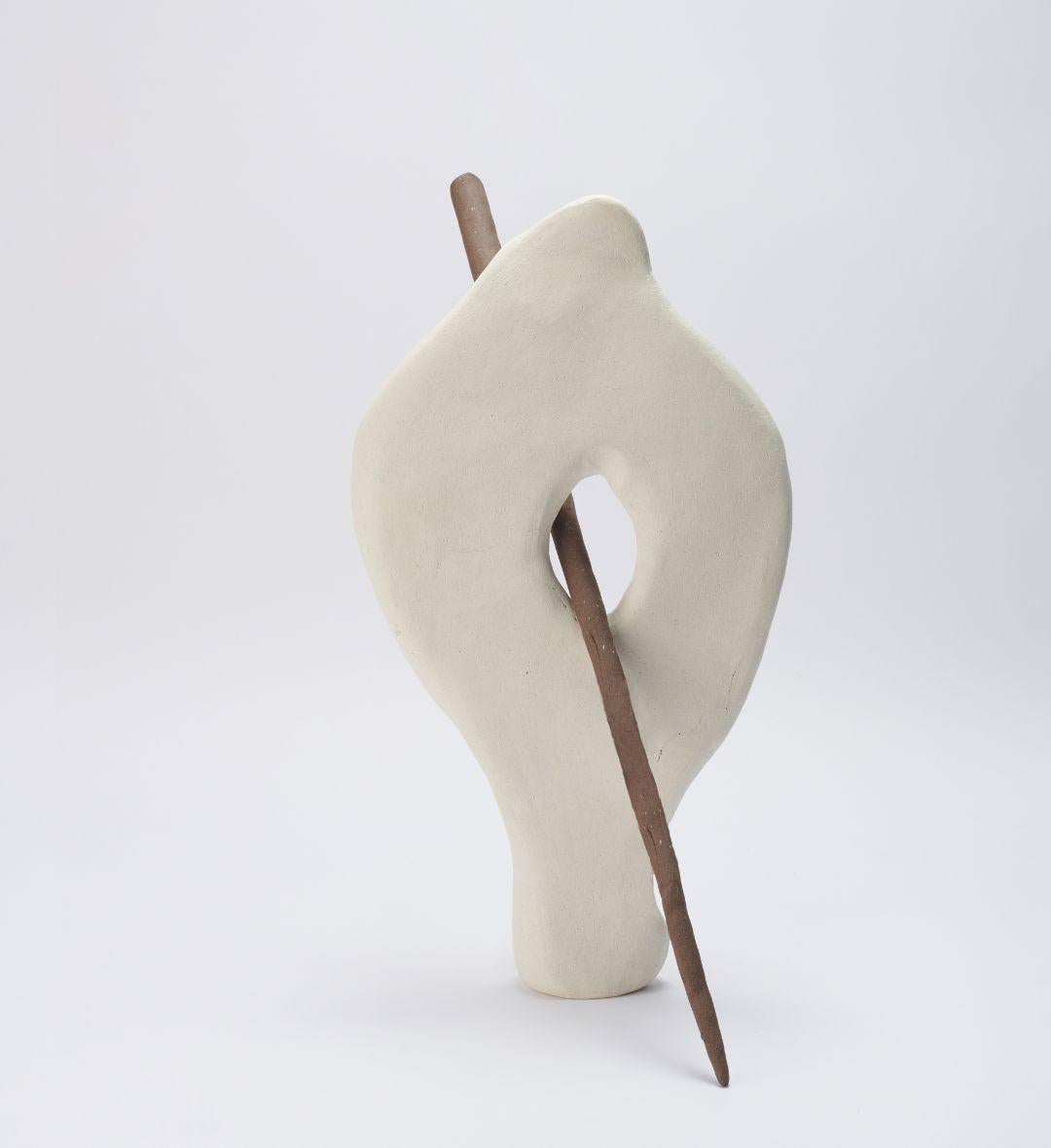 Balance 02, Skulptur von Joana Kieppe
Einzigartiges Stück.
Abmessungen: T 4 x B 25 x H 50 cm.
MATERIALIEN: Elfenbein und Lotus-Hochtemperatur-Ton.

Alle Stücke werden aus hochwertigem brasilianischem Wildton hergestellt, die Hochtemperaturstücke