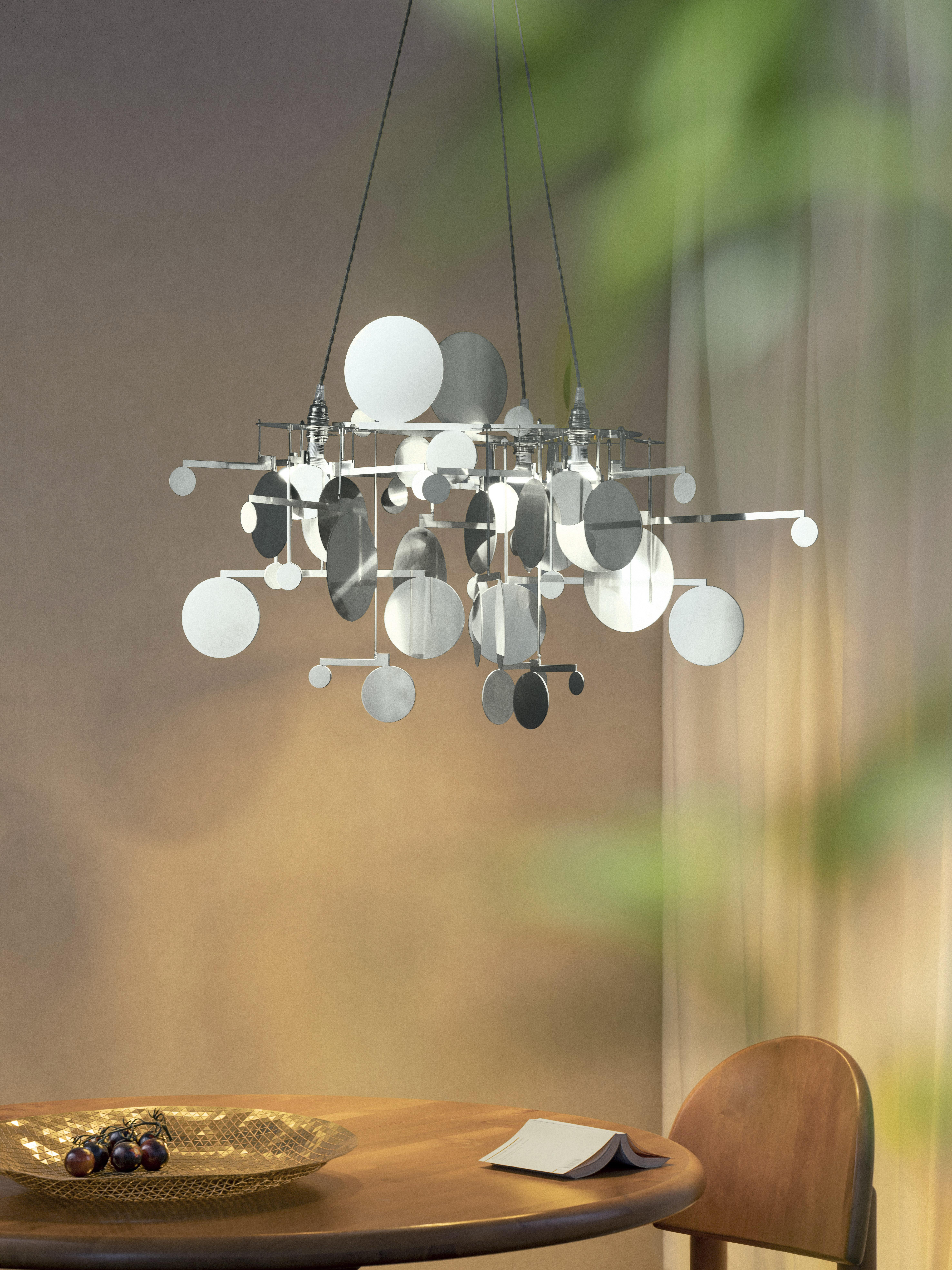 30 free hanging solid brass elements are weighted to reflect and shade 3 bulbs, creating a warm, gently shifting glow. A conversation piece that works as well in a Flemish town house as in a luxury space station.

Material:
Lamp available in