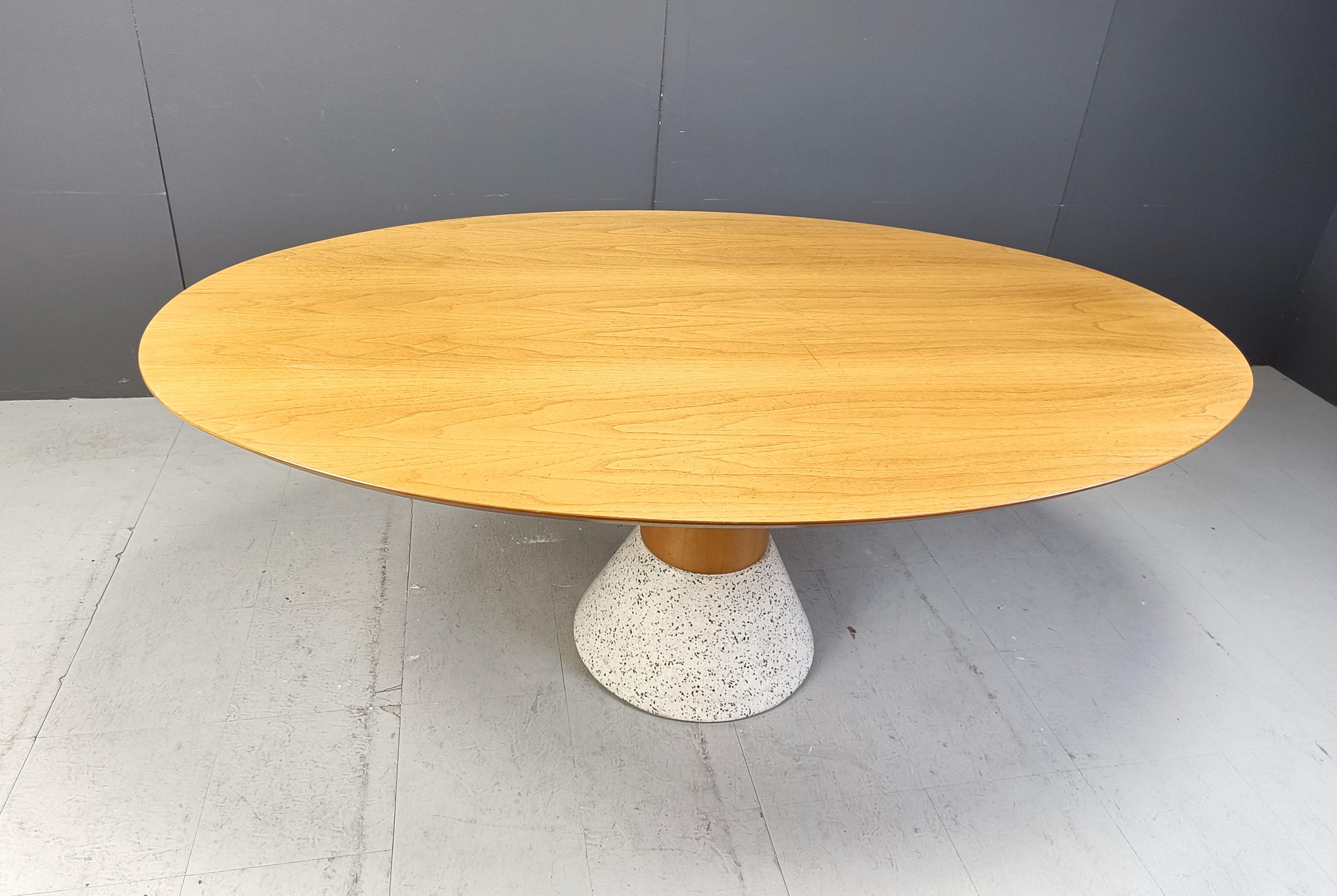 Table de salle à manger ovale Vintage 'Balance' conçue en 1988 par Arnold Merckx pour Arco, Pays-Bas.

Celle-ci est datée, nous pensons, d'août 1994.

Base de la colonne centrale avec un socle en pierre artificielle blanche et une pièce cyllindrique