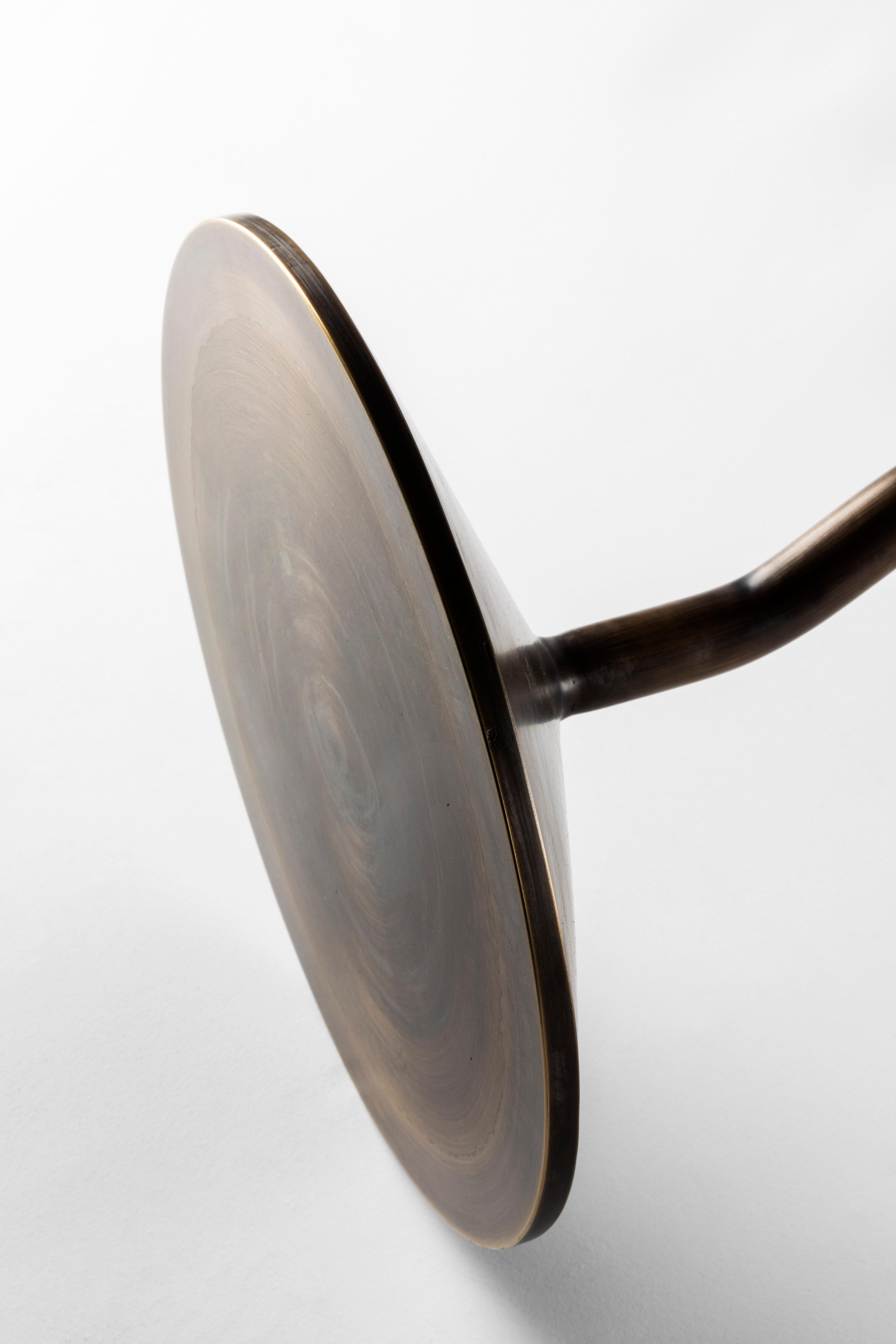 Balance - Taburete artesanal de bronce bruñido, Barbell, Mesa auxiliar Hecho a mano en venta