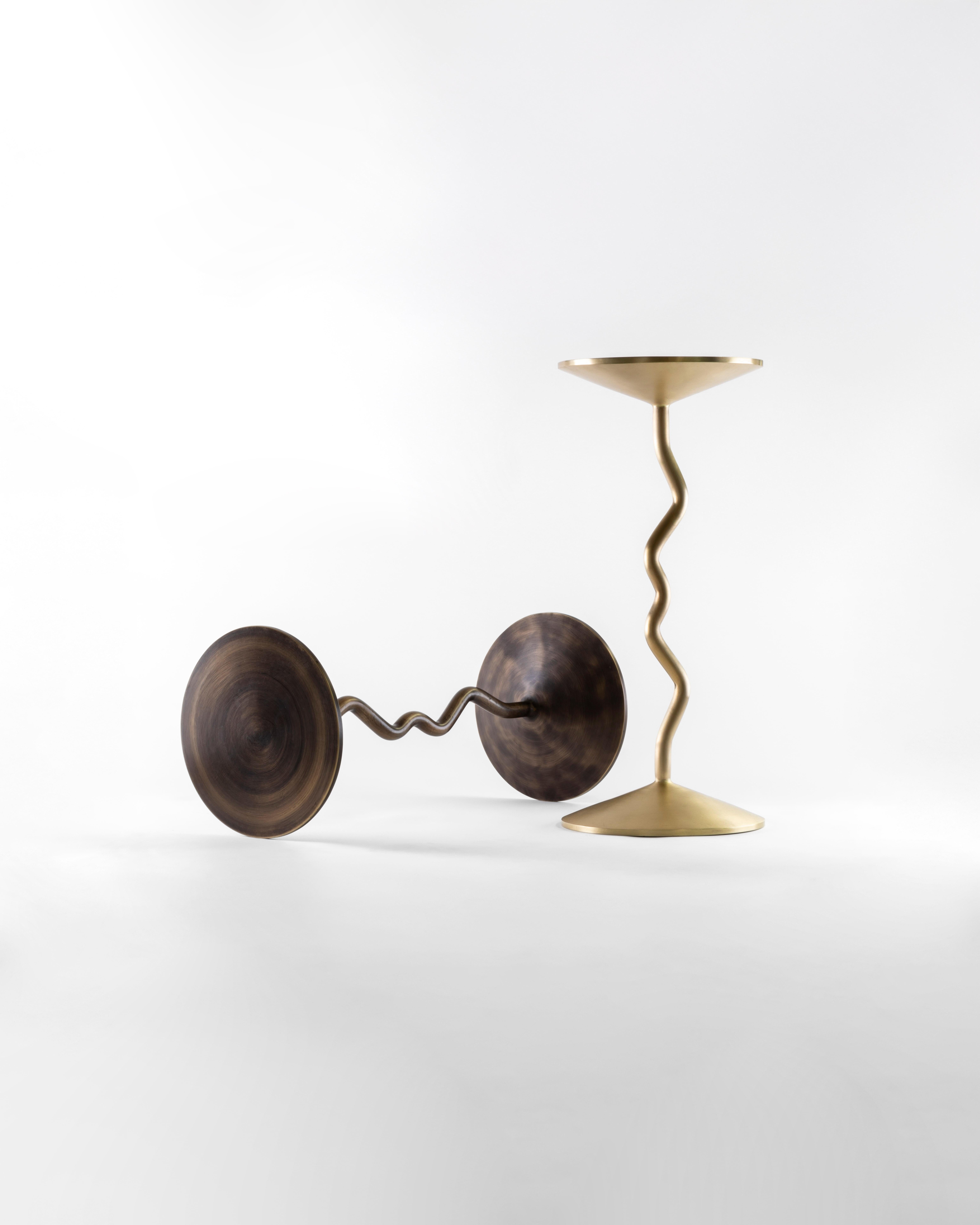 Balance - Taburete artesanal de bronce bruñido, Barbell, Mesa auxiliar Bronce en venta