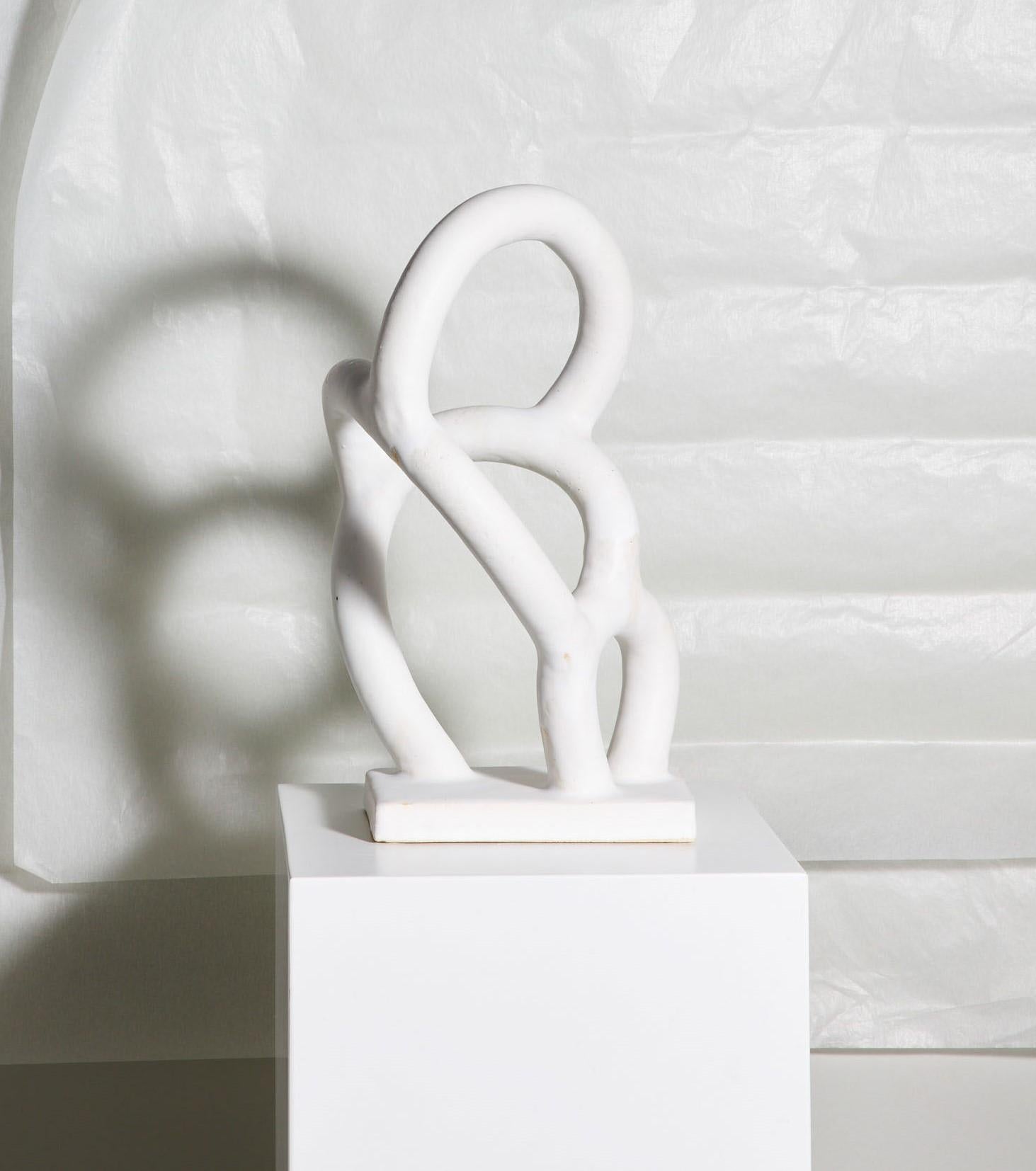 Escultura de equilibrio I de Sophie Rogers
Dimensiones: P 15x An 19 x Al 35
Materiales: Cerámica, esmalte
Otros colores de esmalte disponibles.

La inspiración proviene de la exploración con equilibrio donde la luz y las sombras pueden tener