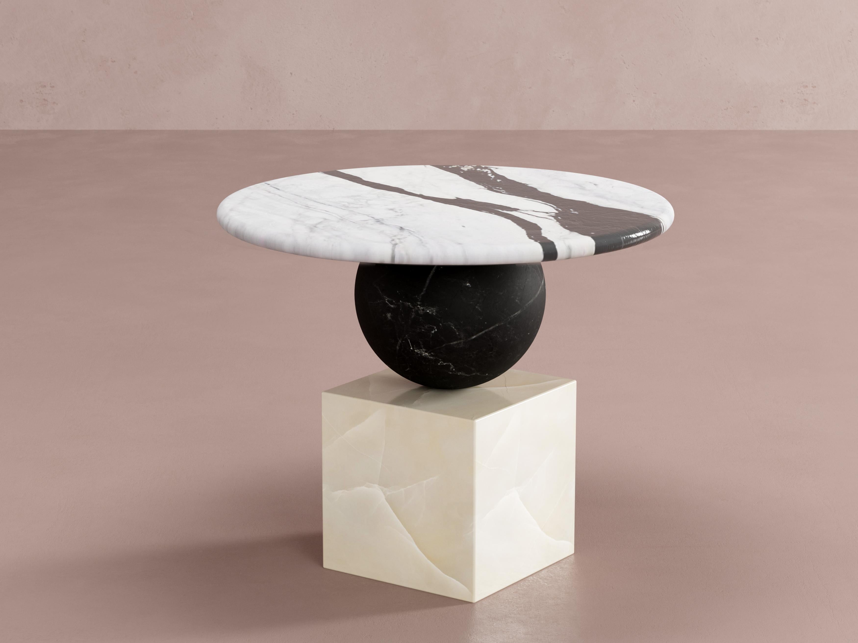 Table d'appoint Balance 1 par Pilar Zeta
MATERIAL : Marbre, onyx et métal.
Dimensions : L 50 x P 50 x H 56 cm.
Poids : 100 kg.

Table d'appoint en marbre et onyx, noir et blanc. Marbre, onyx et structure métallique.

L'artiste d'origine argentine