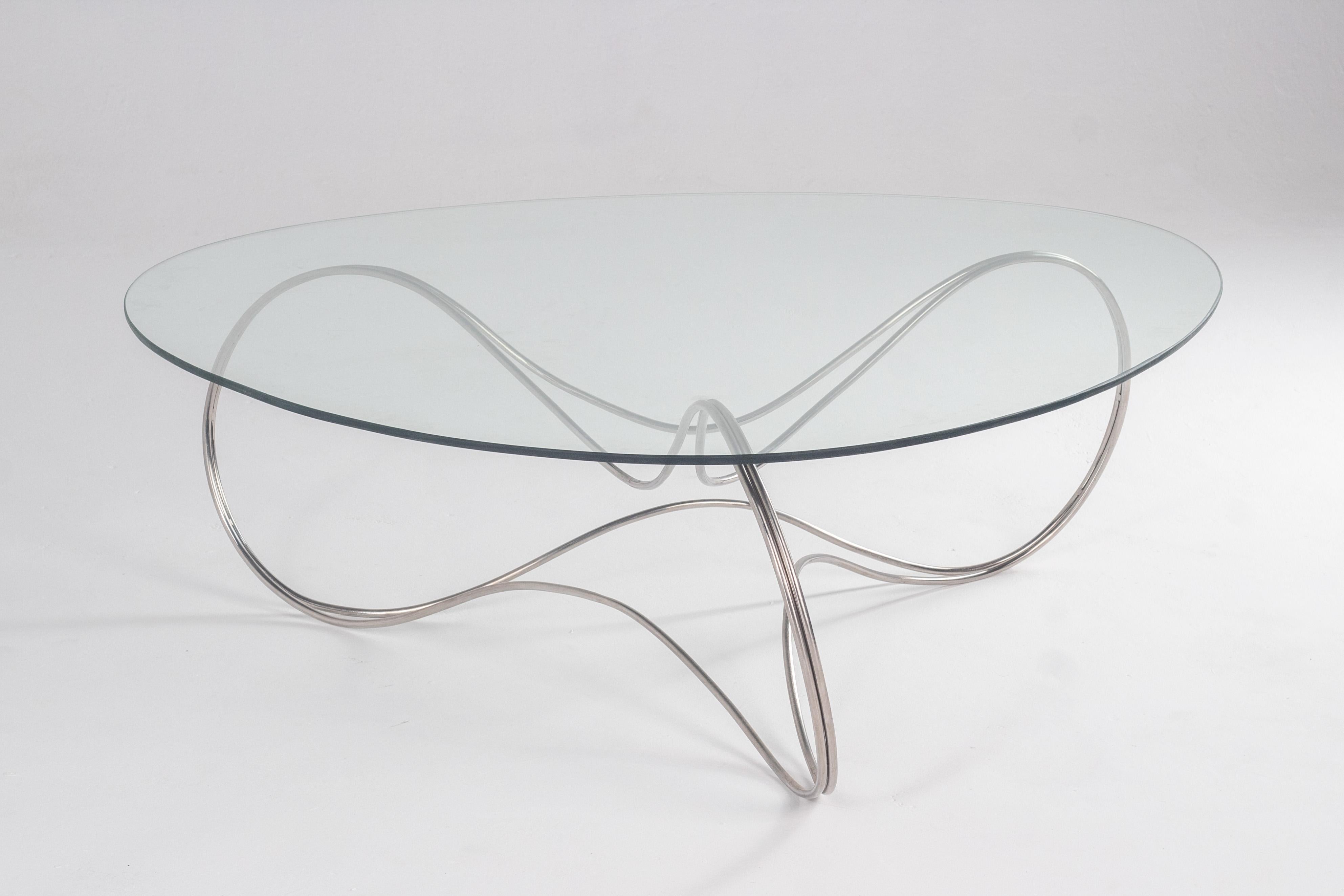 La Balance Table est un prototype exquis fabriqué à partir de tiges en acier inoxydable poli, témoignant d'un savoir-faire artisanal méticuleux. L'objectif premier de sa création était d'obtenir un design à la fois minimaliste et élégant.

Inspirée