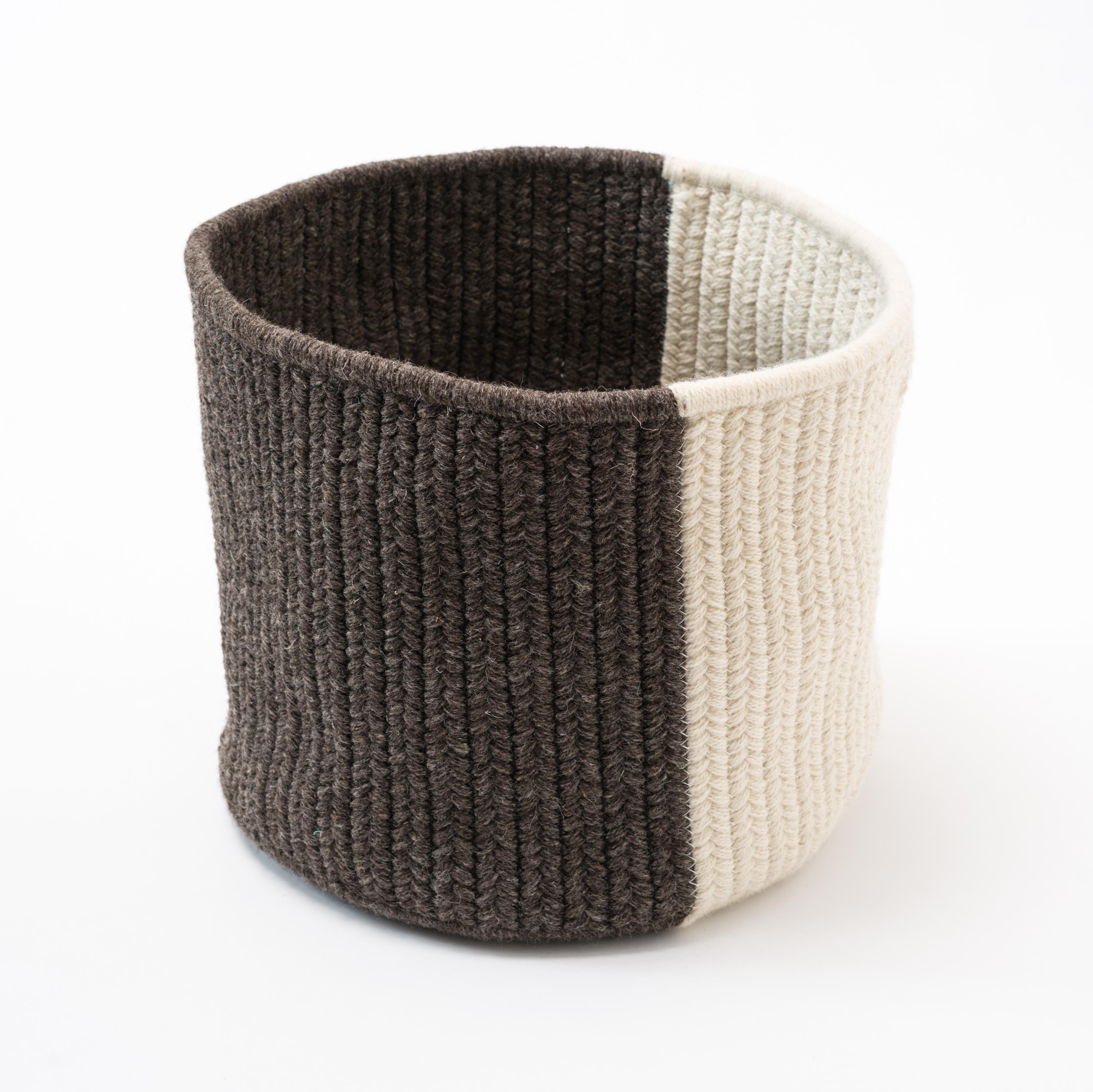 Balance Wool Basket in Light Grey and Cream Custom Woven in the USA (21. Jahrhundert und zeitgenössisch) im Angebot
