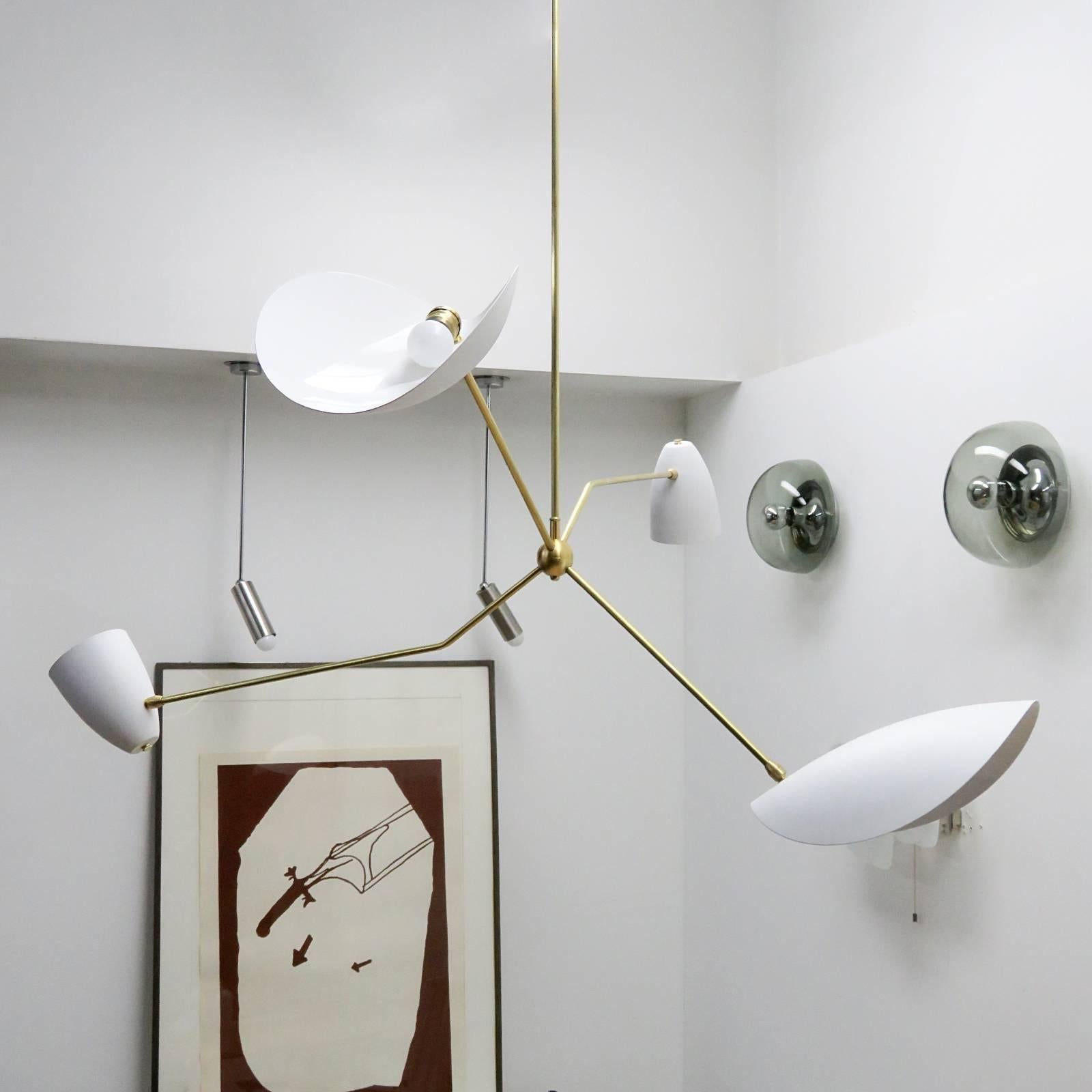Elegante lampadario a quattro bracci in ottone bicolore di Gallery L7, realizzato e rifinito a mano a Los Angeles in ottone americano, verniciato a polvere, con quattro bracci in ottone che portano due luci regolabili verso l'alto e verso il basso