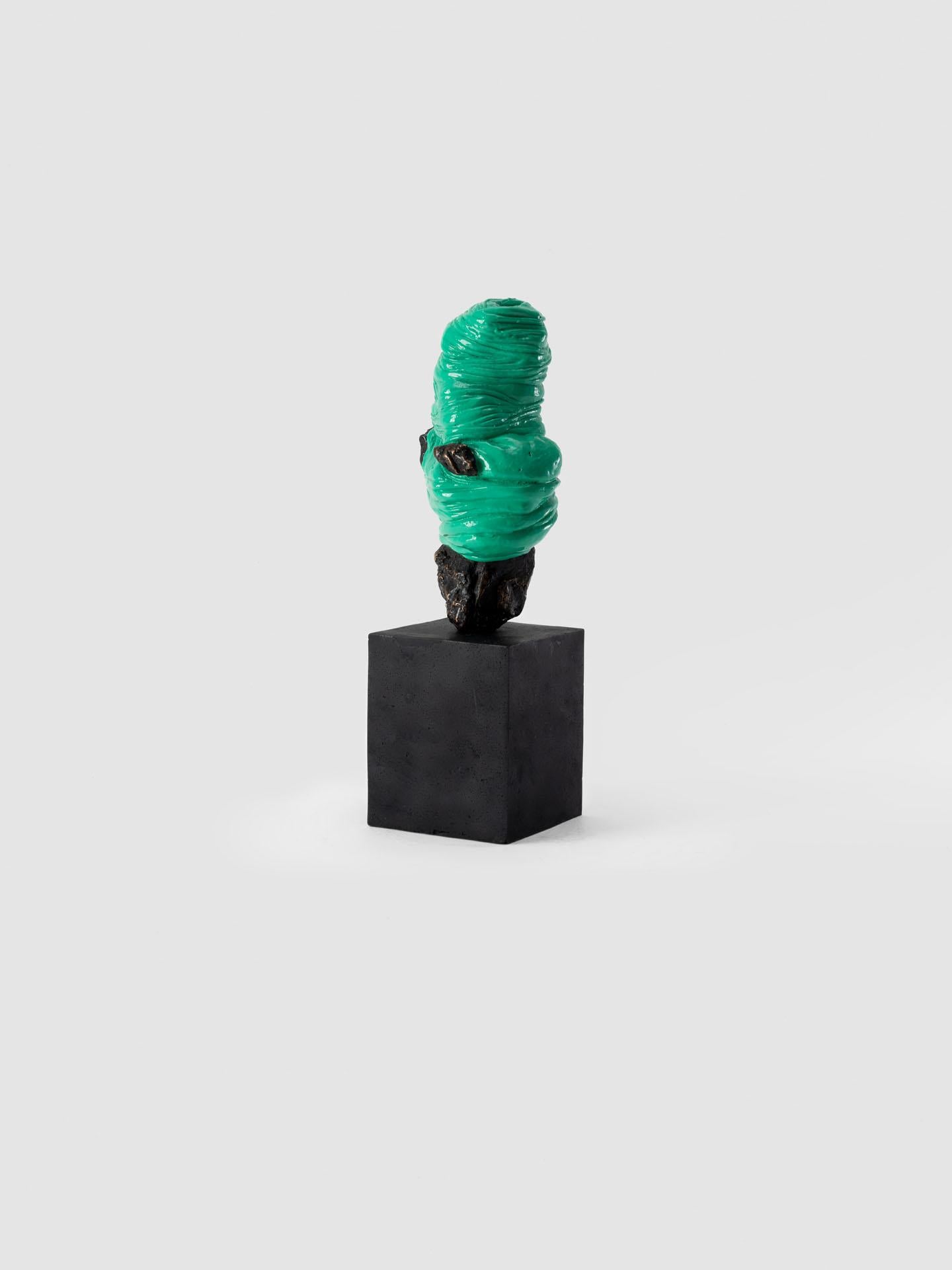 El equilibrio efímero, escultura contemporánea en bronce fundido, pintura verde Vaciado en venta