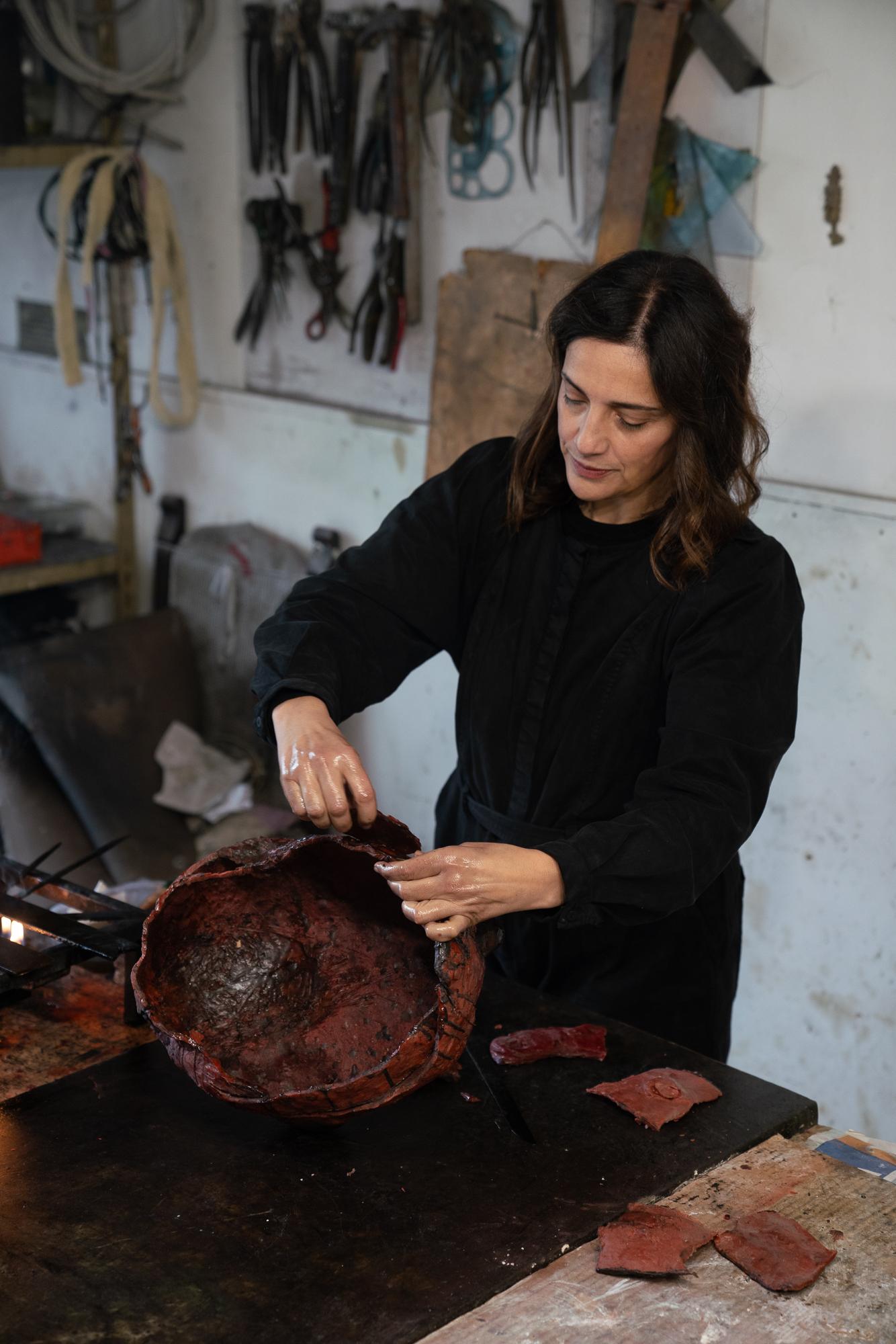 El equilibrio efímero, escultura contemporánea en bronce fundido, pintura verde en Nuevo estado para la venta en Roma, IT
